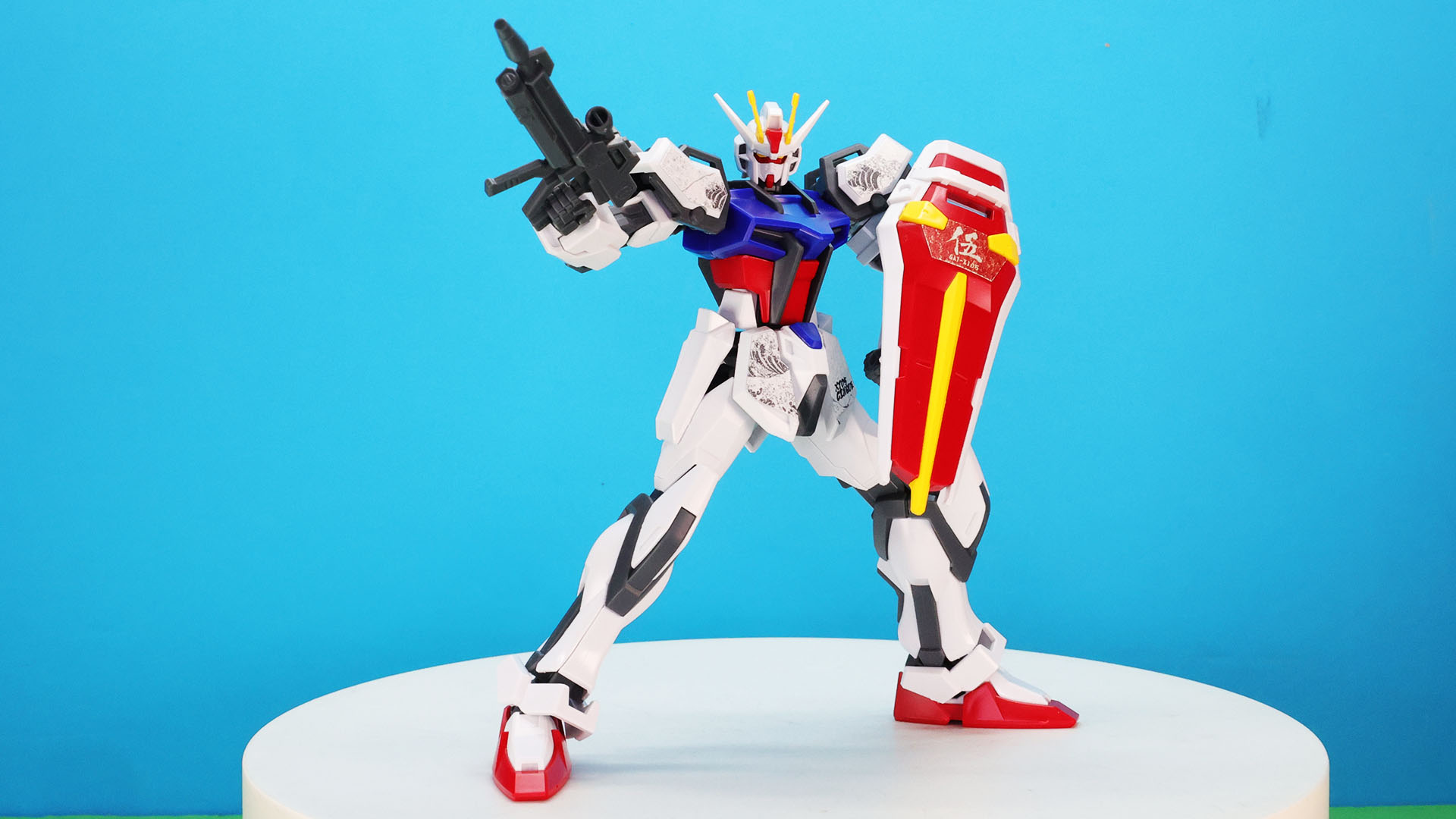 ストライクガンダムは大波・白波（グレート・ウェーブ）のデザインと躍動的なアクションが重なり合います