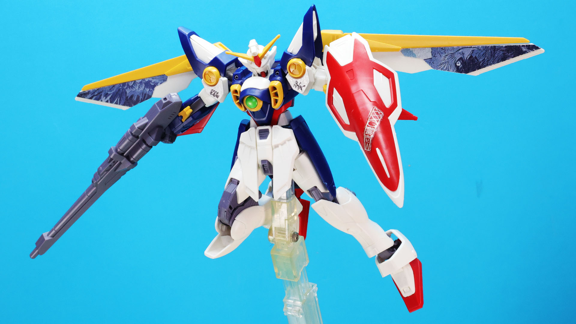 ウイングガンダムは大鷲の意匠を取り入れた翼を広げて印象深いデザインになりました