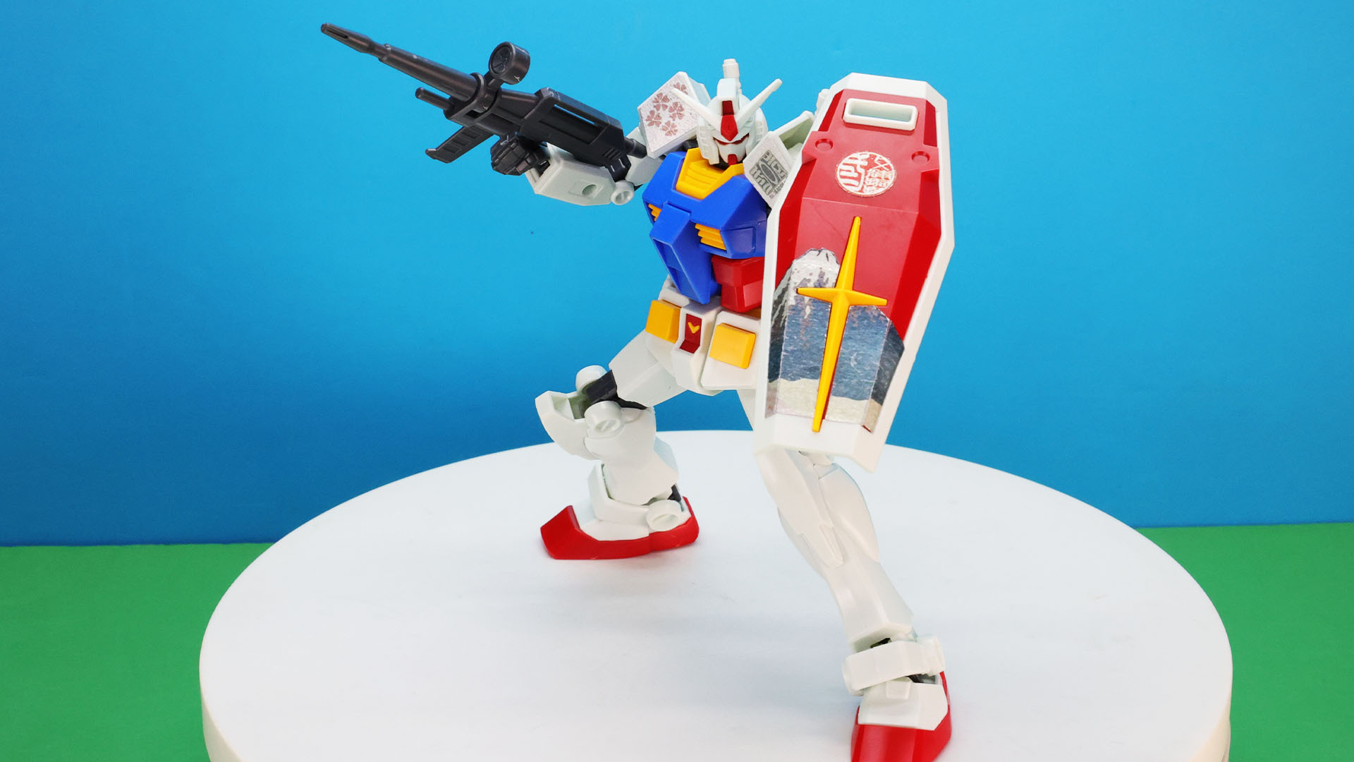 ガンダムはシールドに大きく赤富士をあしらい、伝統工芸×プラモデルを力強く印象付けます