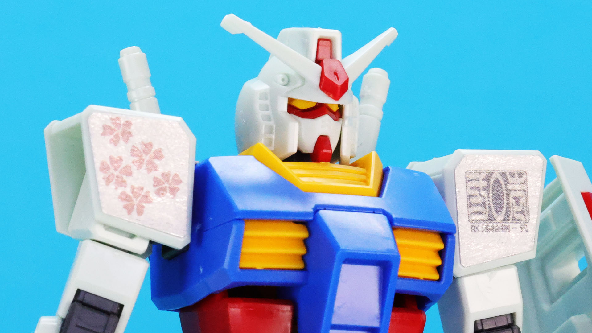 肩には桜と“連0星（連邦軍のエース）”、“RX-78-2”の漢字表記がされます