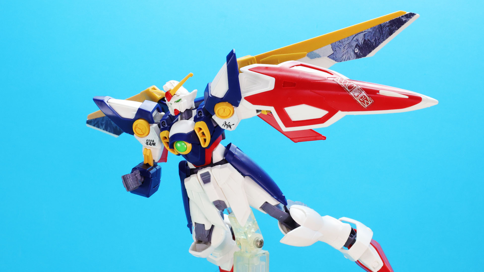 海外でも人気のウイングガンダムは翼を広げます