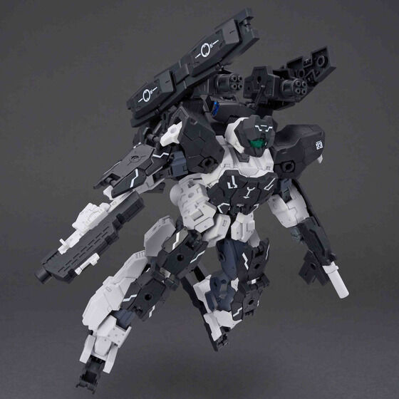 背中に装着されているバックパック部分は着脱可能。小型可変機と2体での戦闘が可能になる