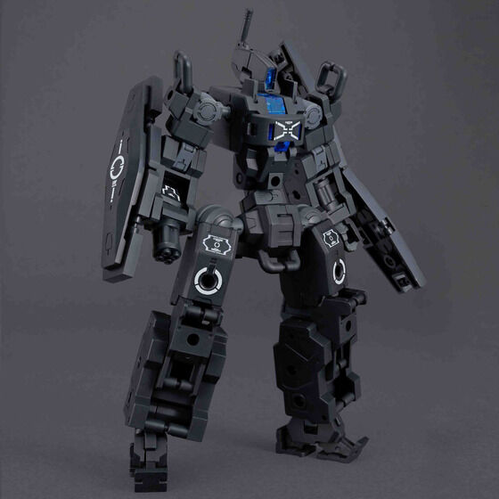 小型可変機は3つの形態を有しており、状況に応じて自在に変形が可能。腕部のガトリングガンへの変形ギミックも搭載されている