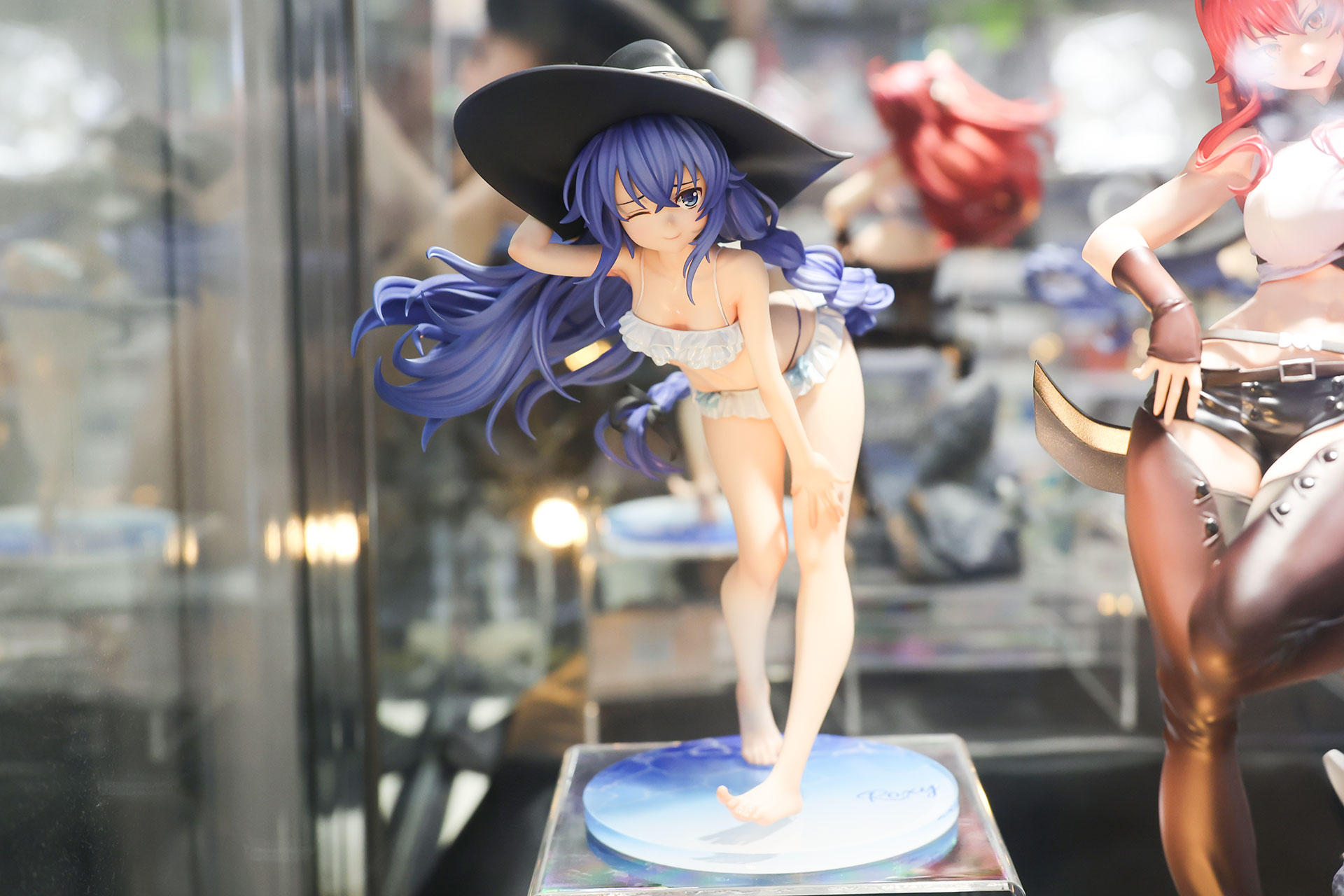 フィギュアの素材はPVCとABSで、全高は約200mmだ