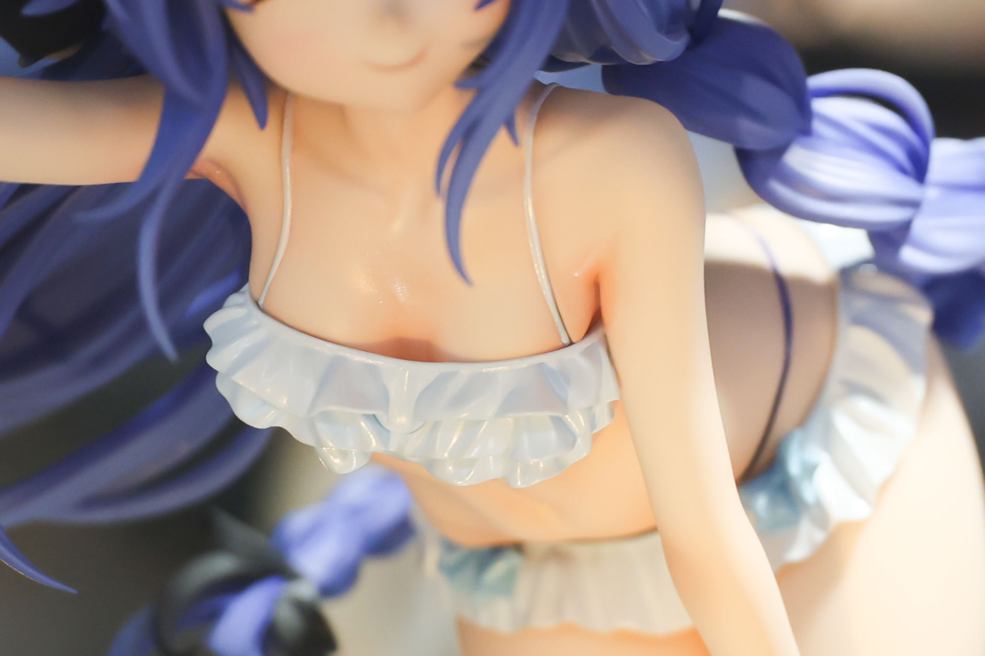 淡いブルーの水着姿だ
