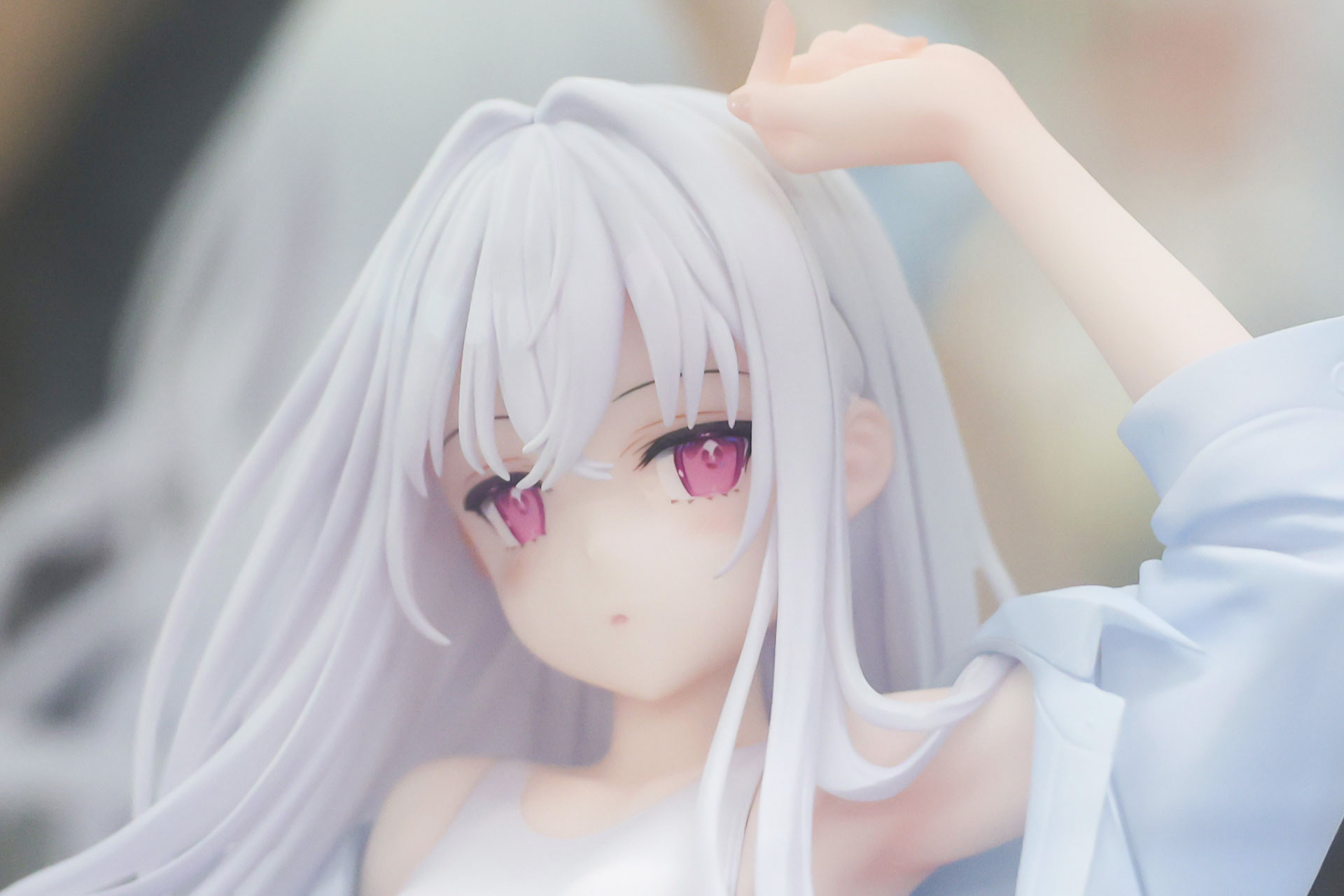 鮮やかなピンク色の瞳が印象的だ