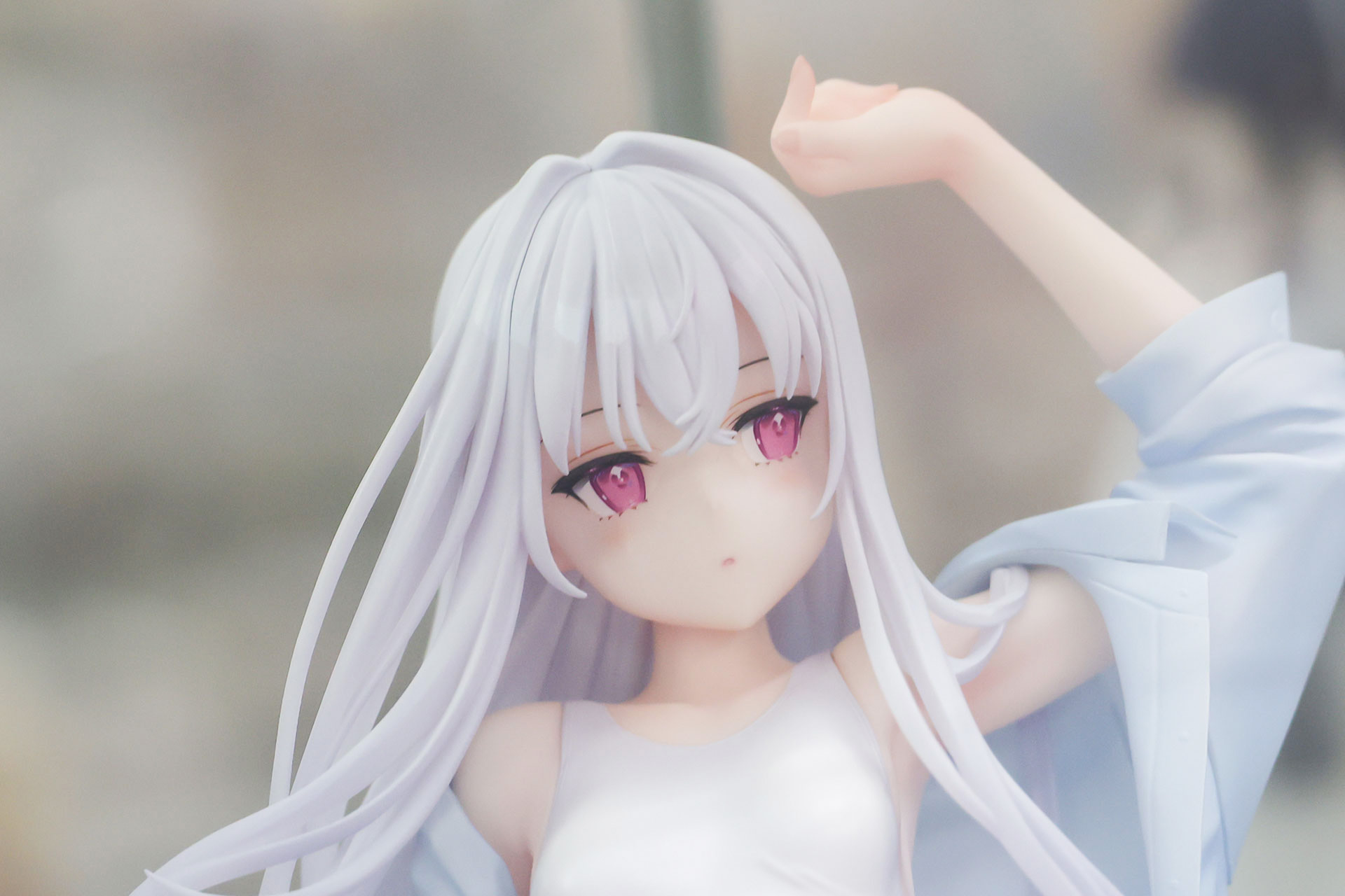 表情は少し眠たげに見える