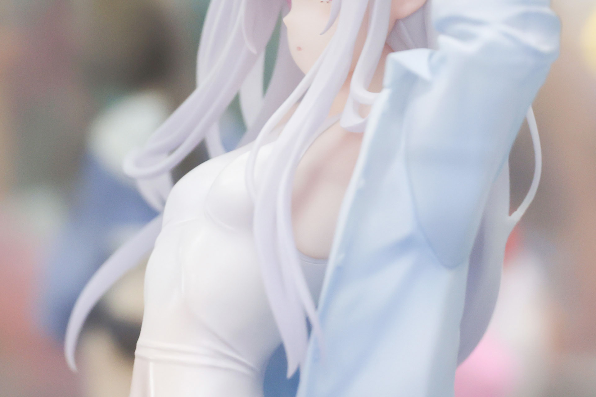 淡いブルーのシャツはゆったりとしたシルエットだ
