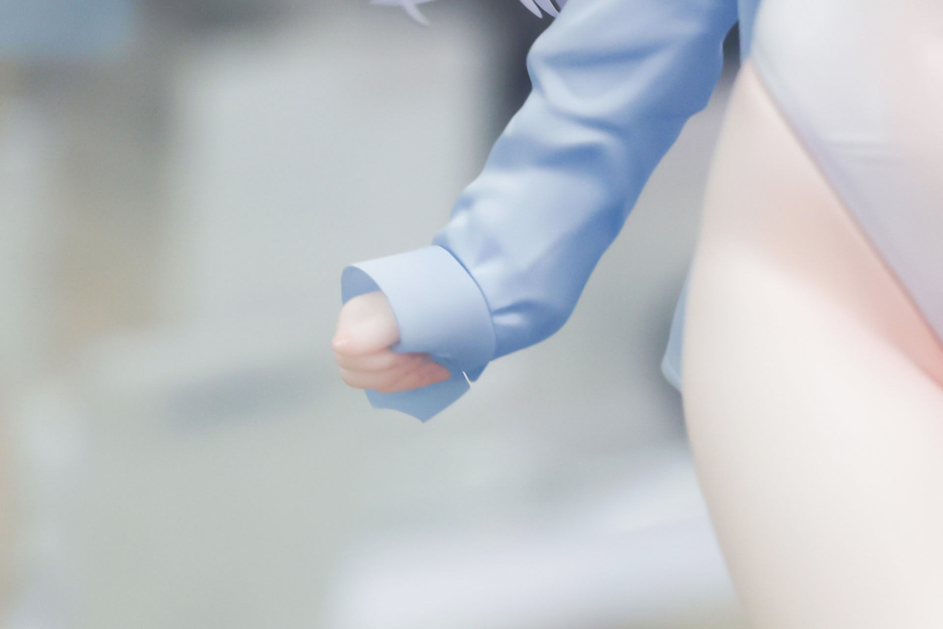 大きな袖口から覗く手もしっかりと造形されている