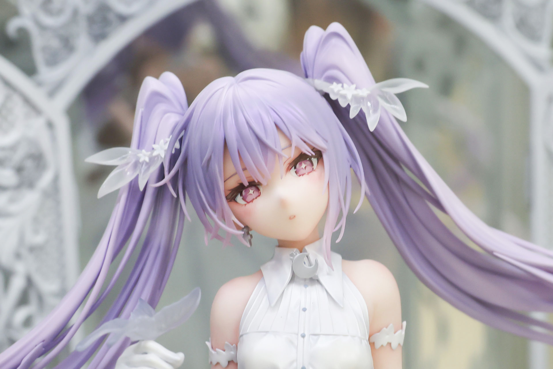 少し首を傾けたアンニュイな表情だ