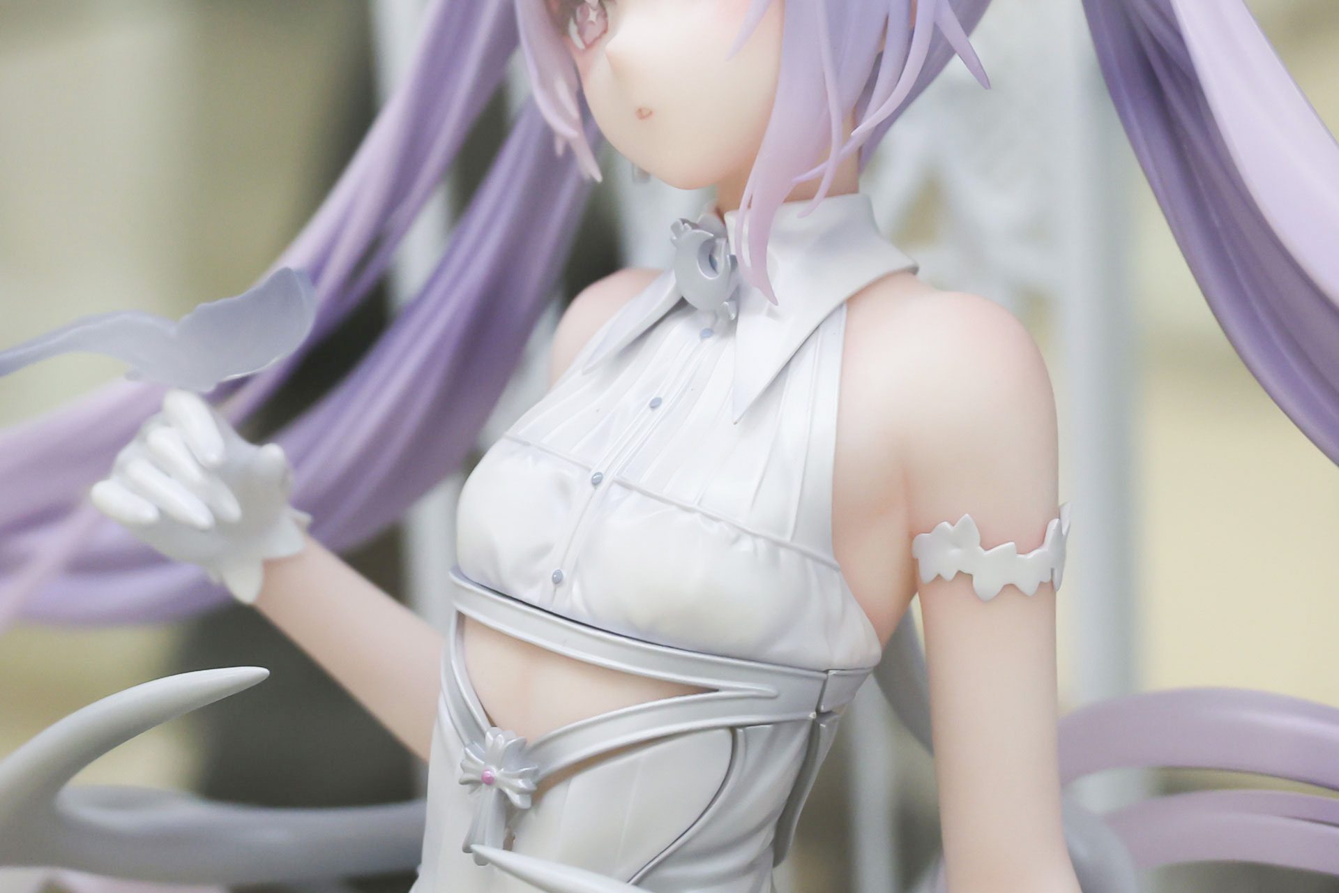 腕にもアクセサリーが付けられている