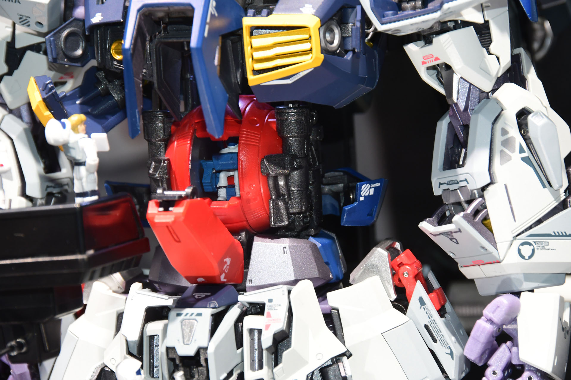 上半身が引き上げられ、丸いコクピットブロックがあらわになっている。体を支えるムーバブル・フレームも確認できる