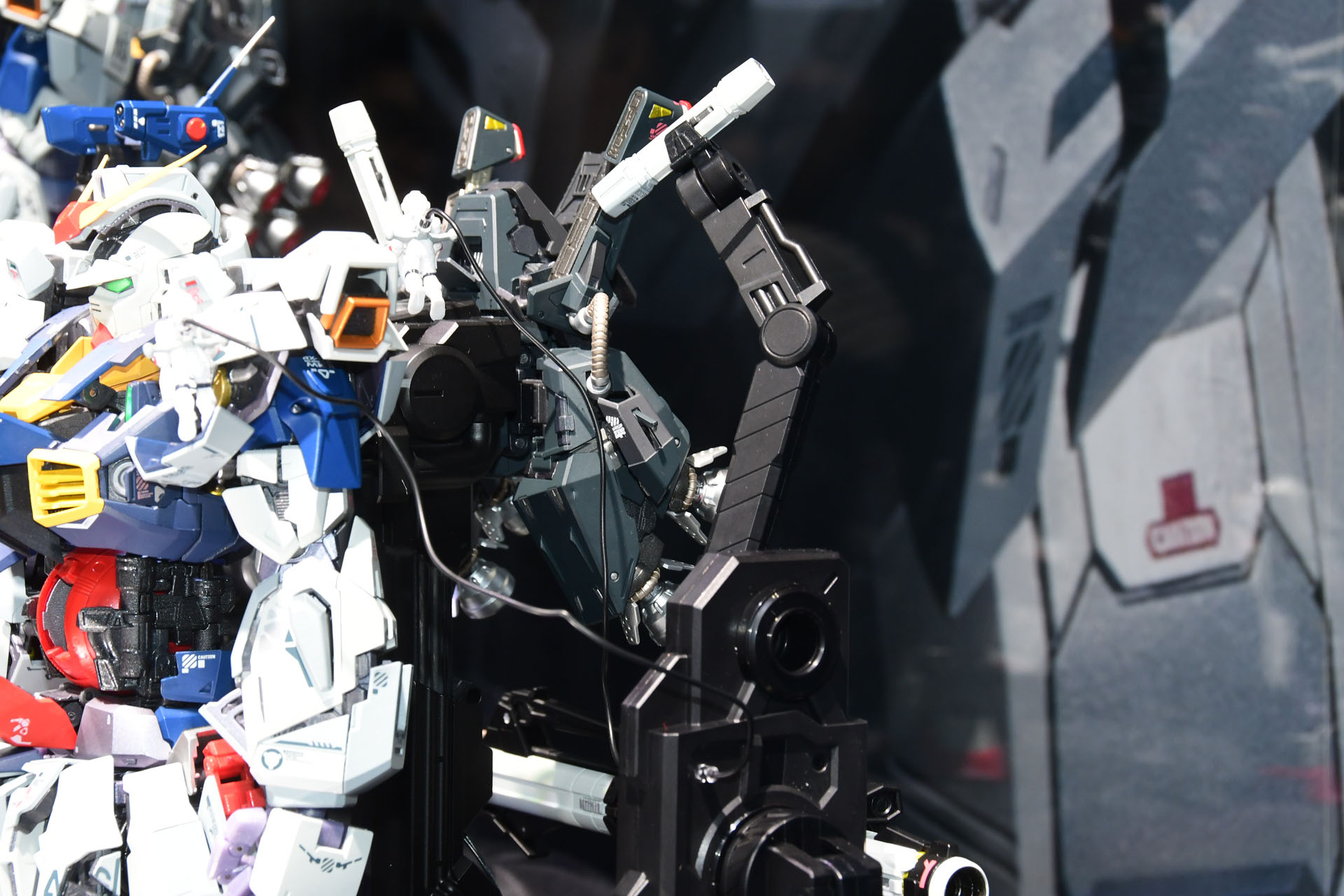 装備を持ち上げ、保持するアーム。本体だけでなく、アームを動かして表情付けできる