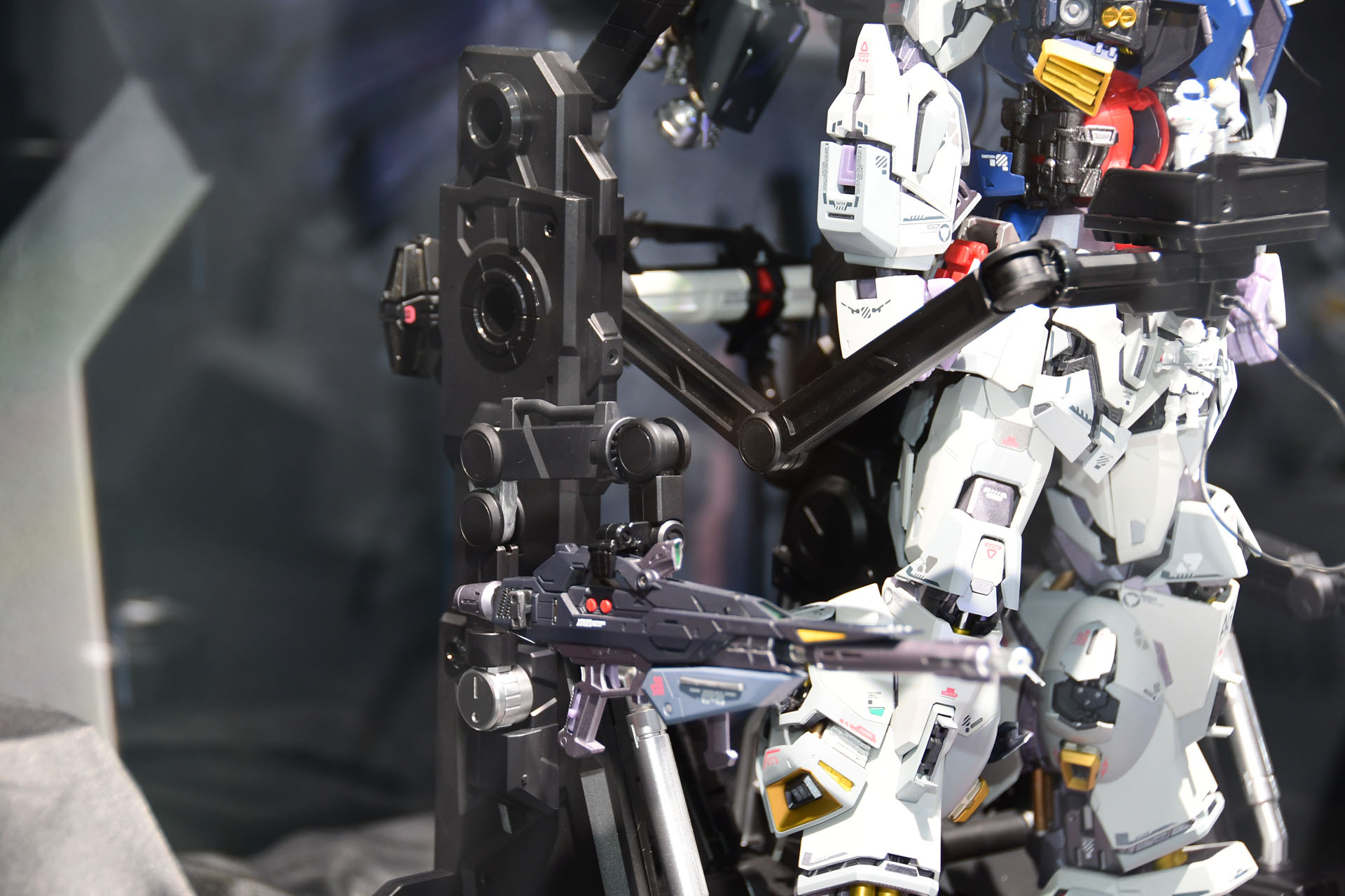装備を持ち上げ、保持するアーム。本体だけでなく、アームを動かして表情付けできる