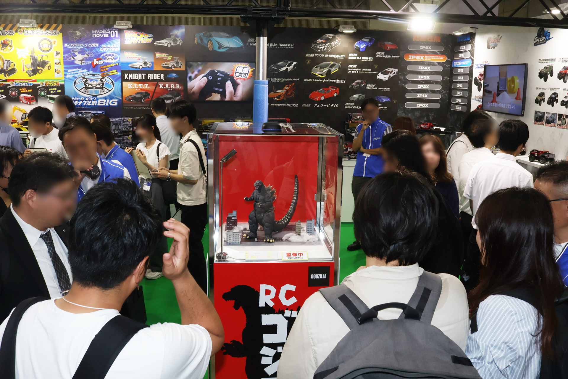 ハピネットブースの「RC ゴジラ」展示コーナー。動いて咆えるゴジラに、来場者は興味津々だ