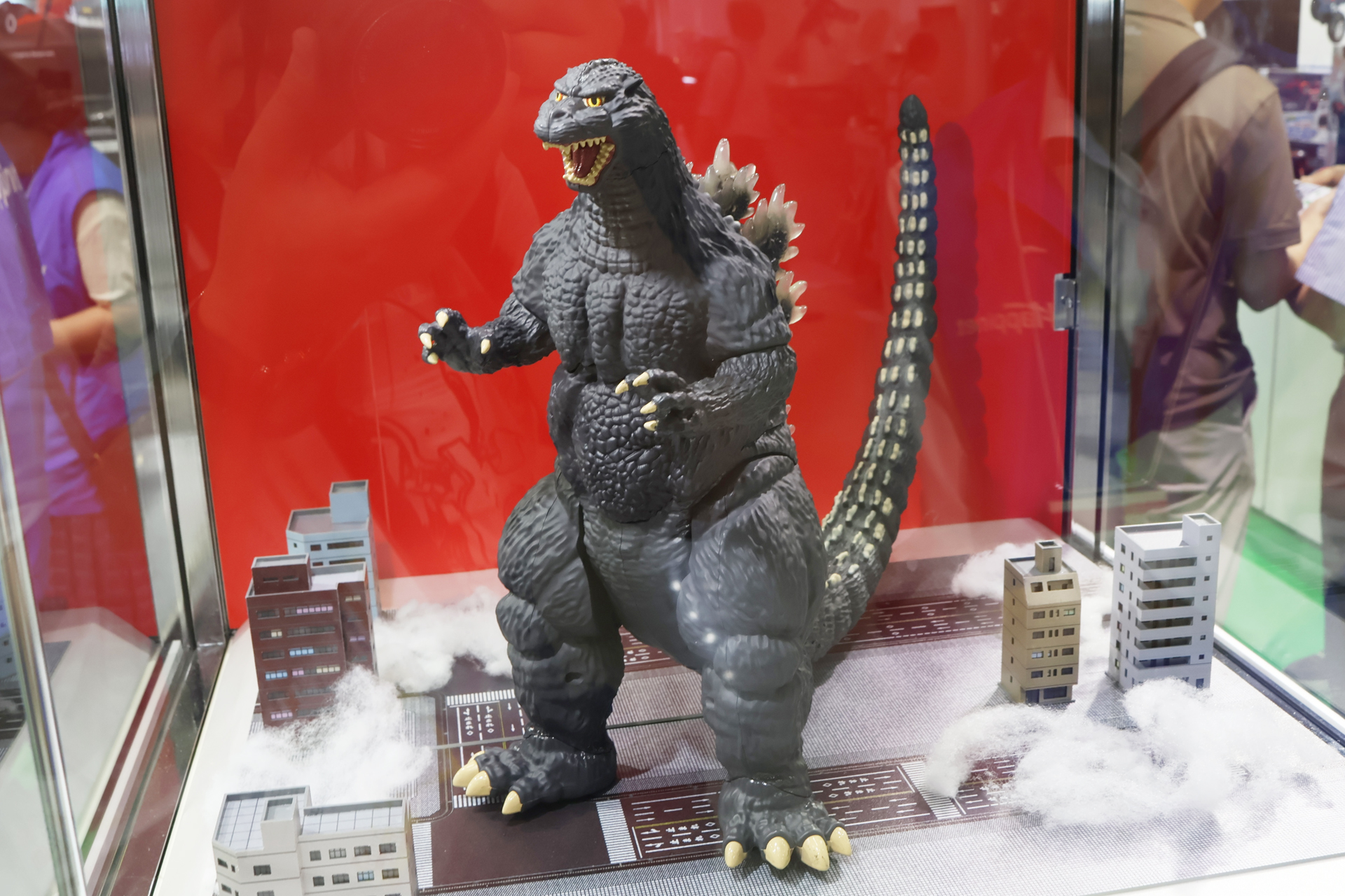 「RC ゴジラ」。11月28日発売。価格は10,780円。現在一般店頭にて予約を受付中