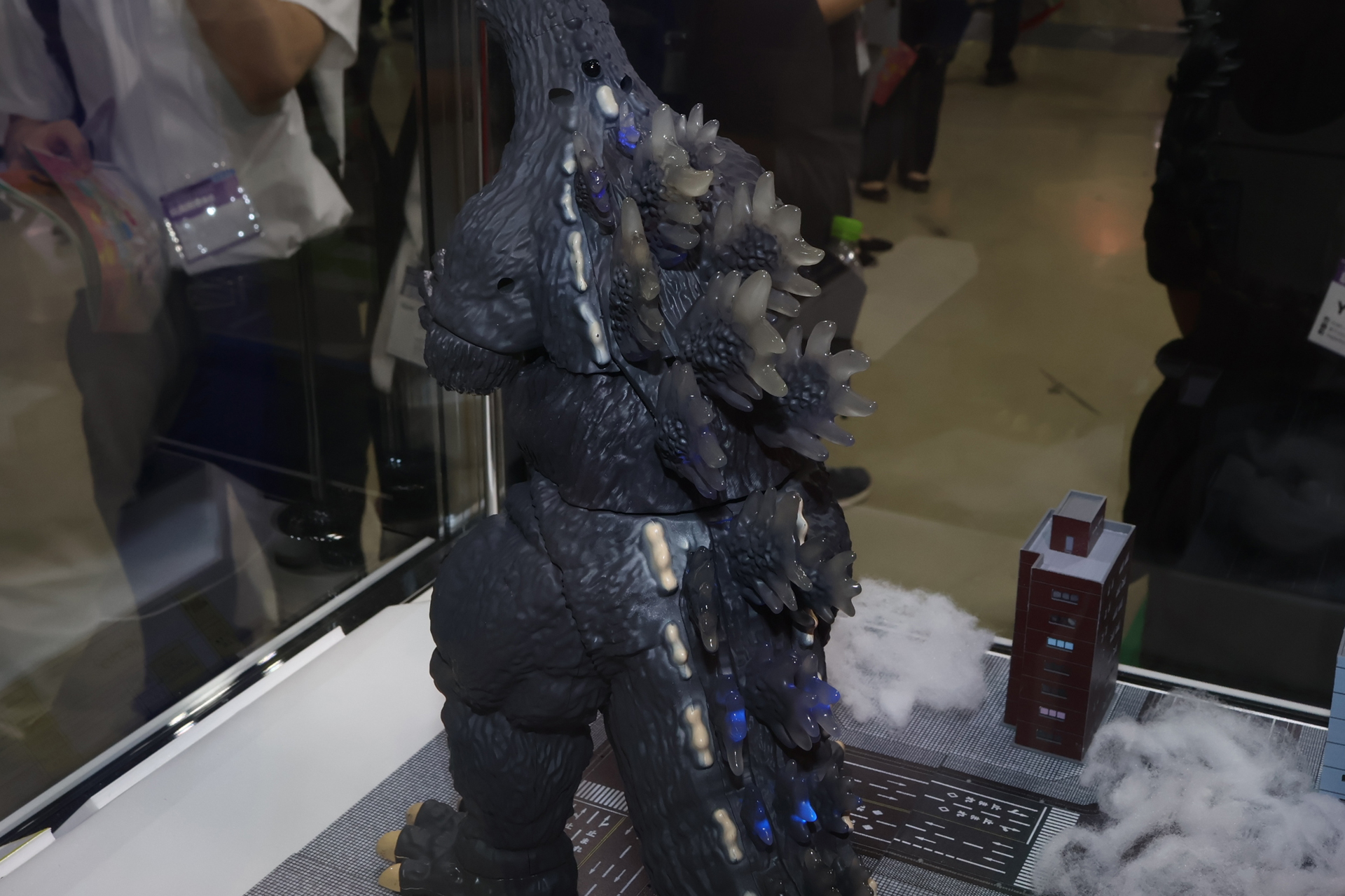 クリア素材を採用した背びれには青色LEDを18個内蔵。展示物は試作品なのでやや暗いが、製品版はもっと明るく輝くとのこと