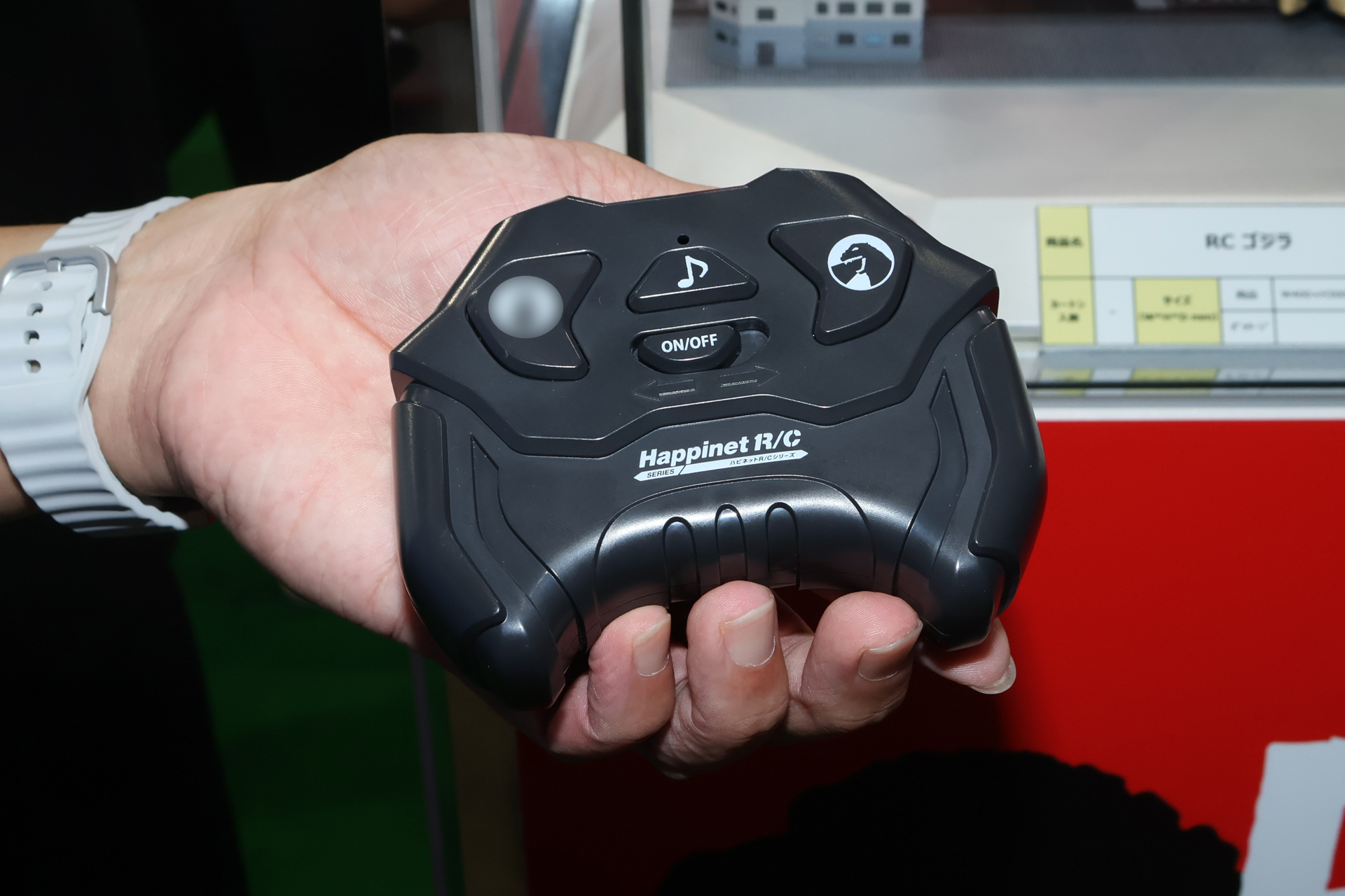 こちらがコントローラー。ハピネットのRC玩具定番の形状で、ボタンは左から歩行、サウンド、水蒸気噴射となる。なおデザインは現在調整中のため、一部に修正を加えている