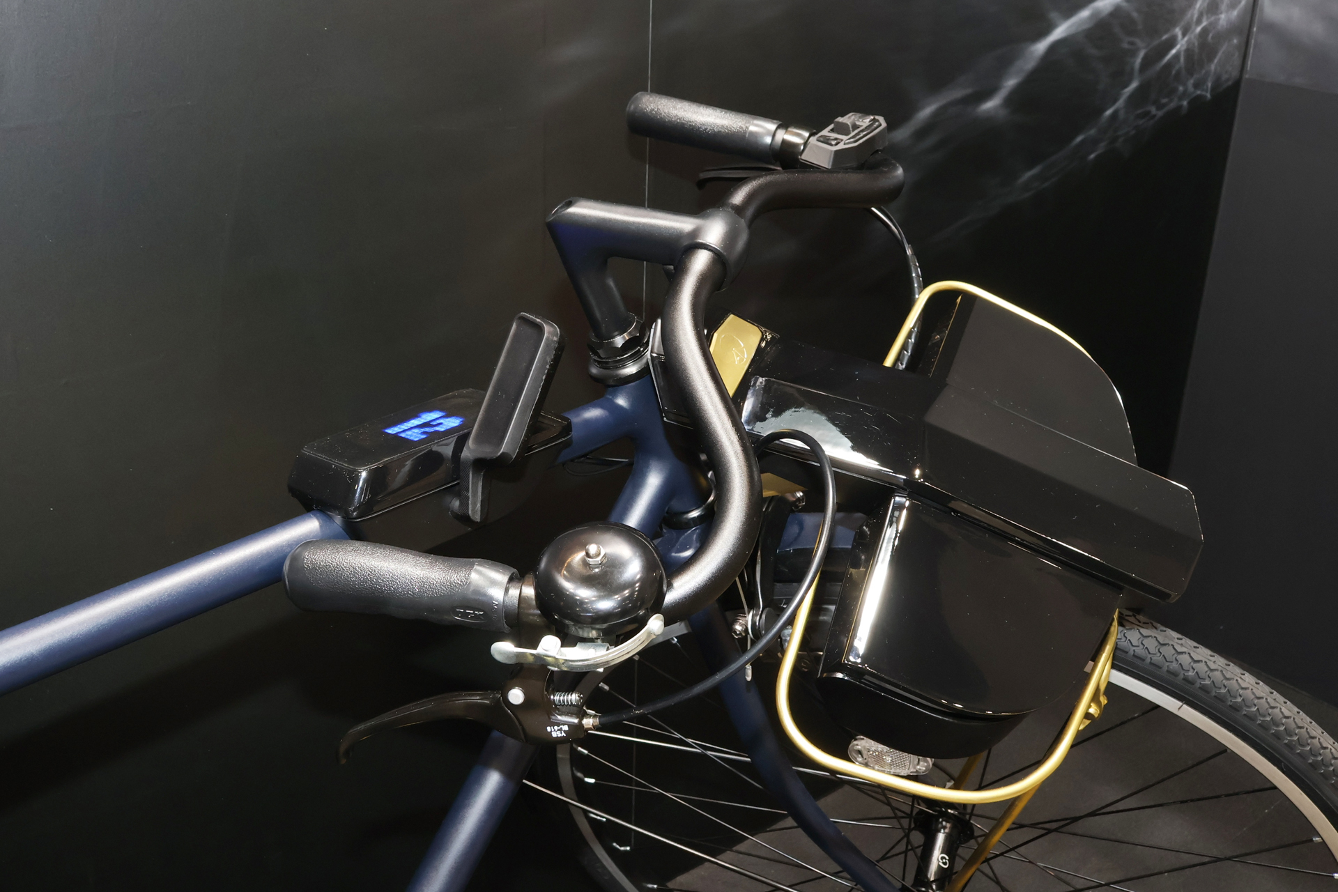 現代のスポーツ自転車ではほとんど見られなくなった、セミドロップハンドルを採用。速度計はアナログの針式を採用したオプション装備として計画中だそう