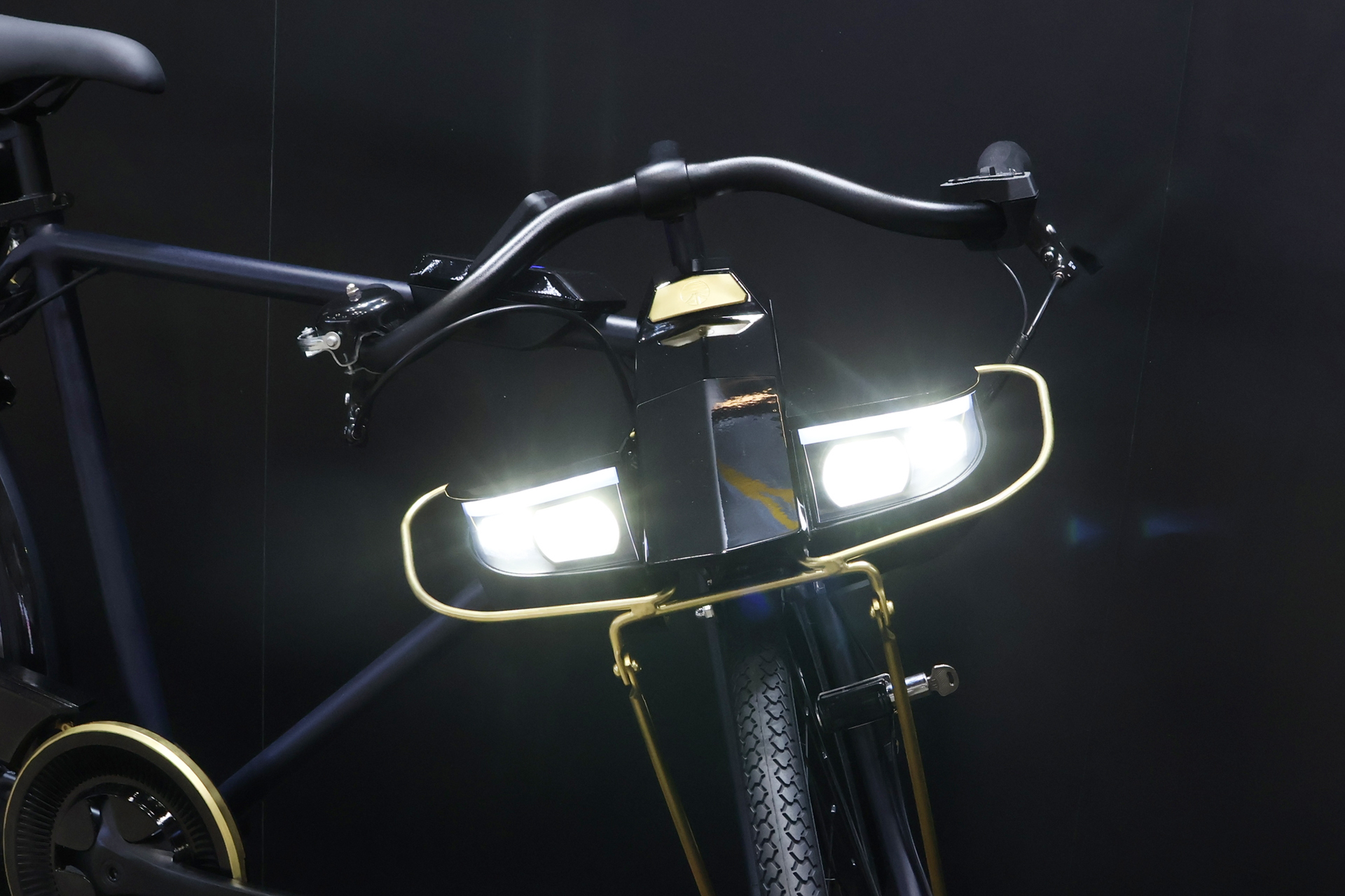 スーパーカーにも搭載された電動リトラクタブルライトを採用。光源はLEDで、内部に見えるライトの形も格好良さを追求。開いてから点灯し、消灯してから閉じるといった、こだわりの動作にも注目