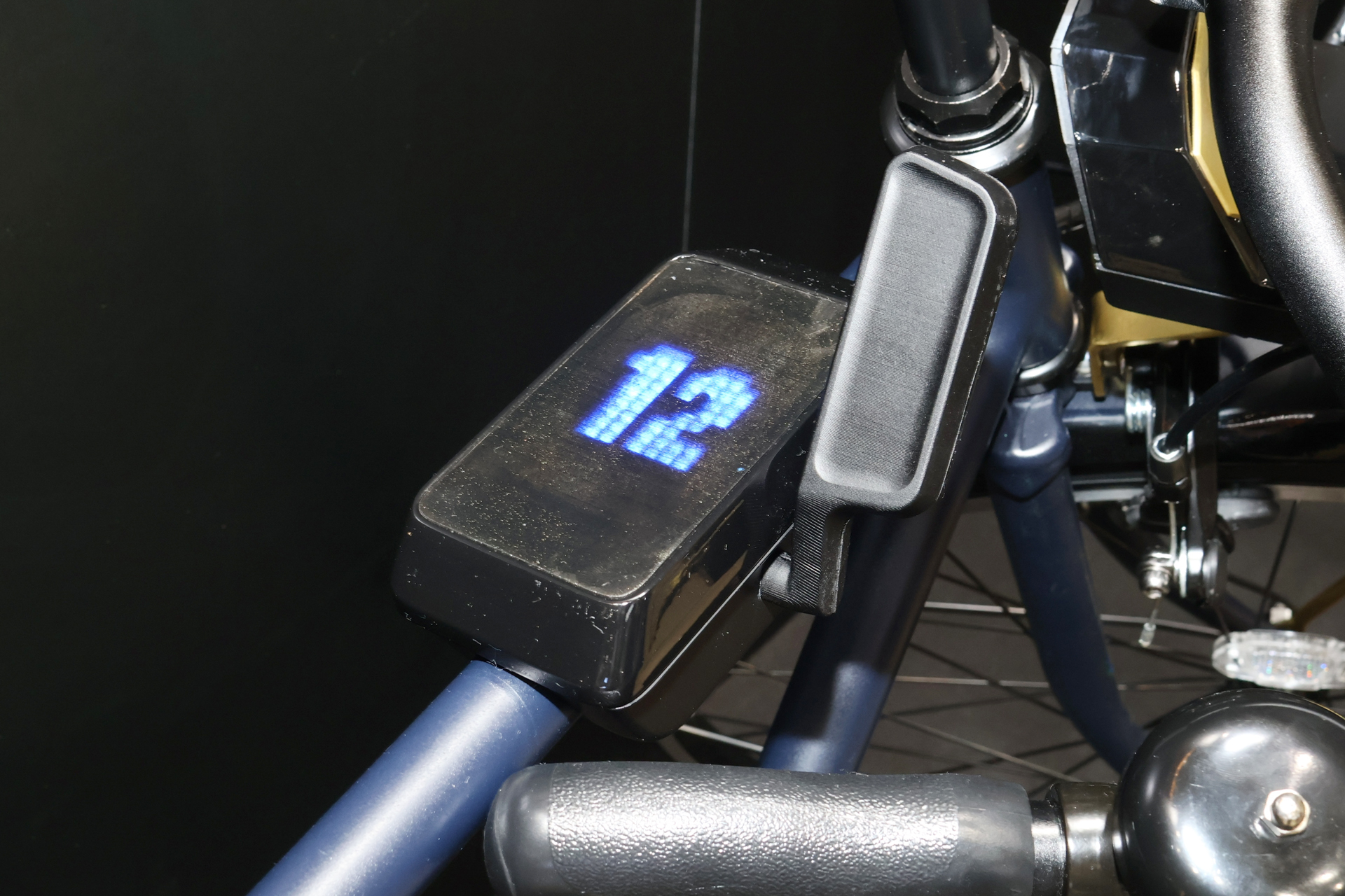 前後に動かすタイプのシフトレバー。現在の段数はLEDで表示される