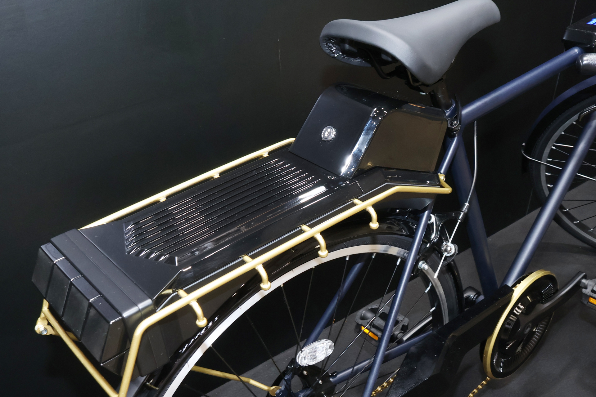 バッテリーボックス。盗難防止のカギを備えた箱の中に充電式のバッテリーが入っている