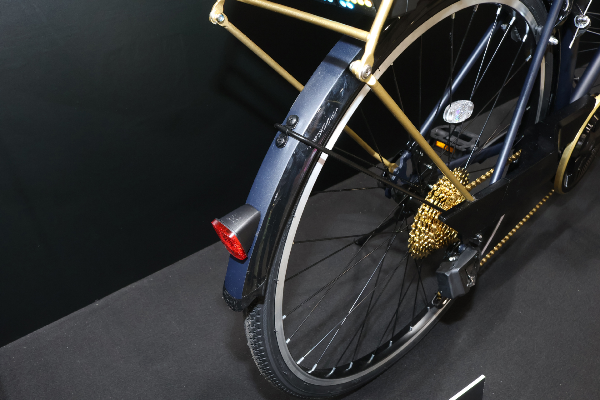 スポーツ自転車では装備されないことも多いフェンダー（ドロヨケ）も完備。光沢とざらつきのあるツートン仕上げは、刀の刃をイメージしている