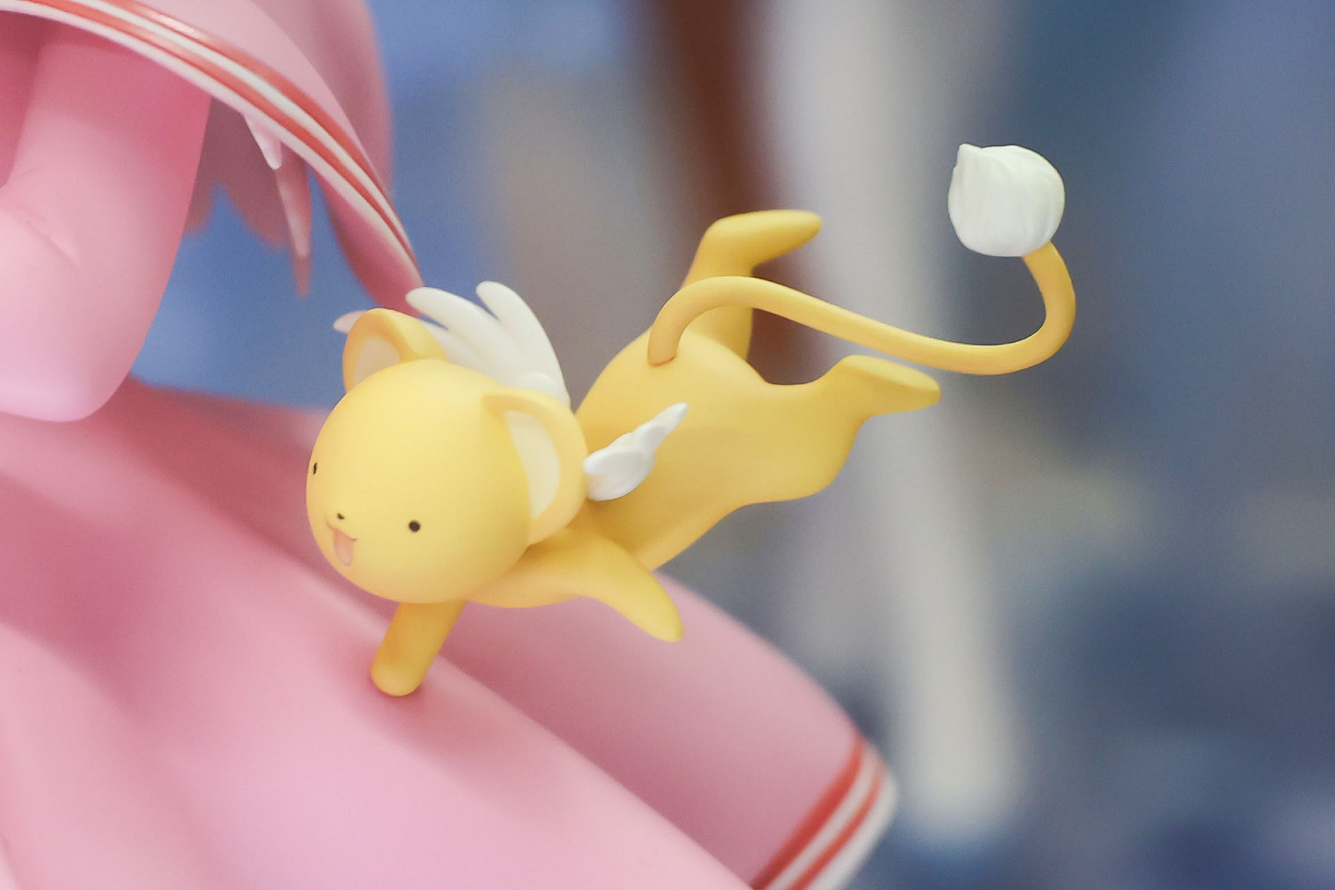 さくらの傍らには笑顔のケロちゃんが寄り添っている