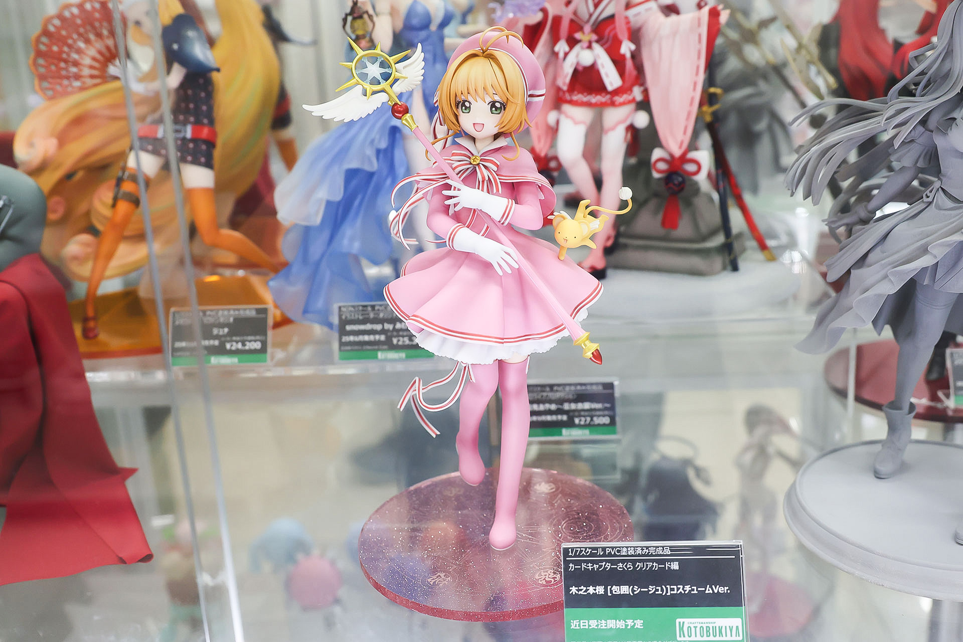 フィギュアの素材はPVC、ABS、アクリル、金属棒、PCで、台座を含む全高は約240mmだ