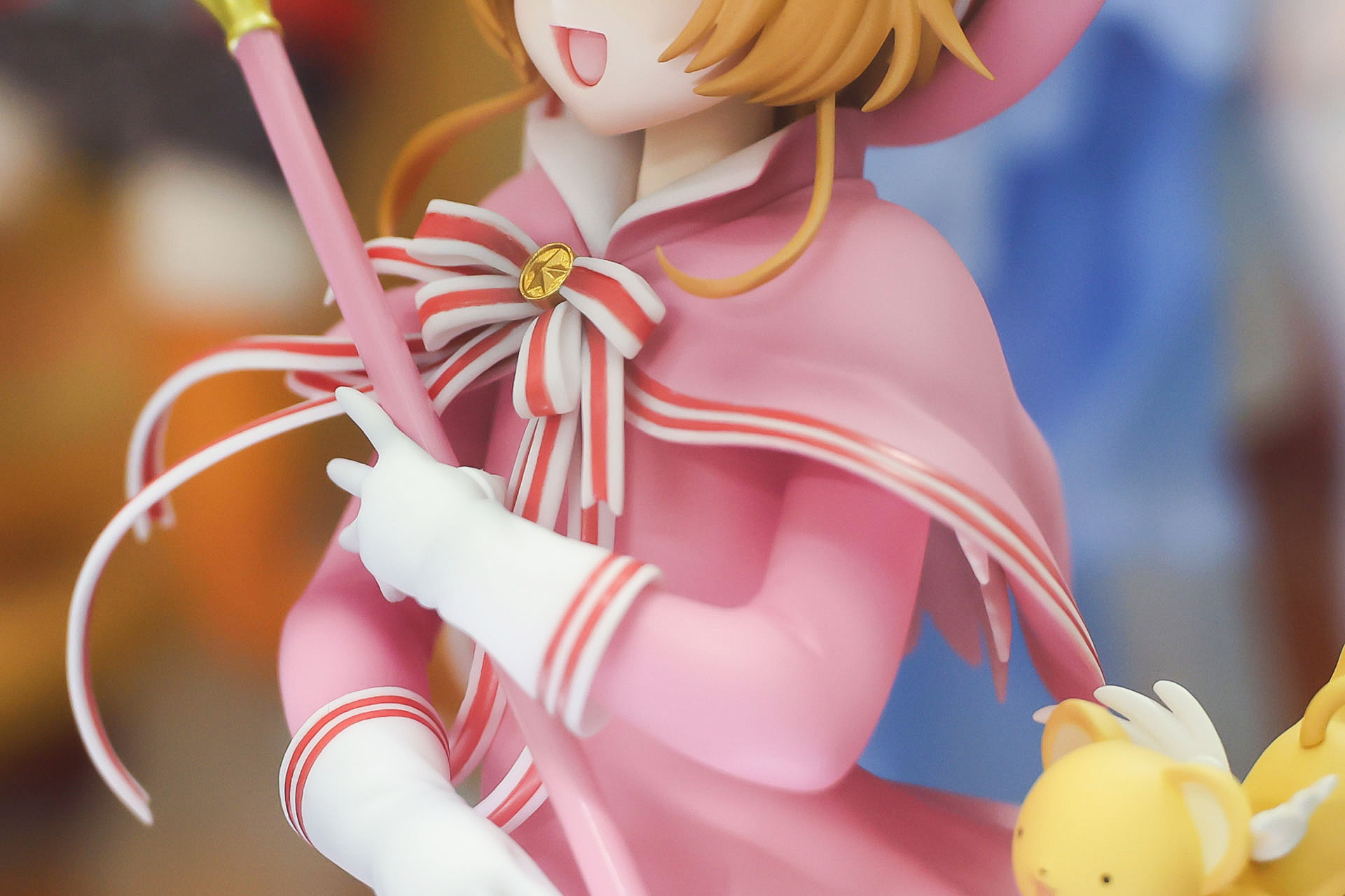 ケープや袖口にも細かなラインが入れられている