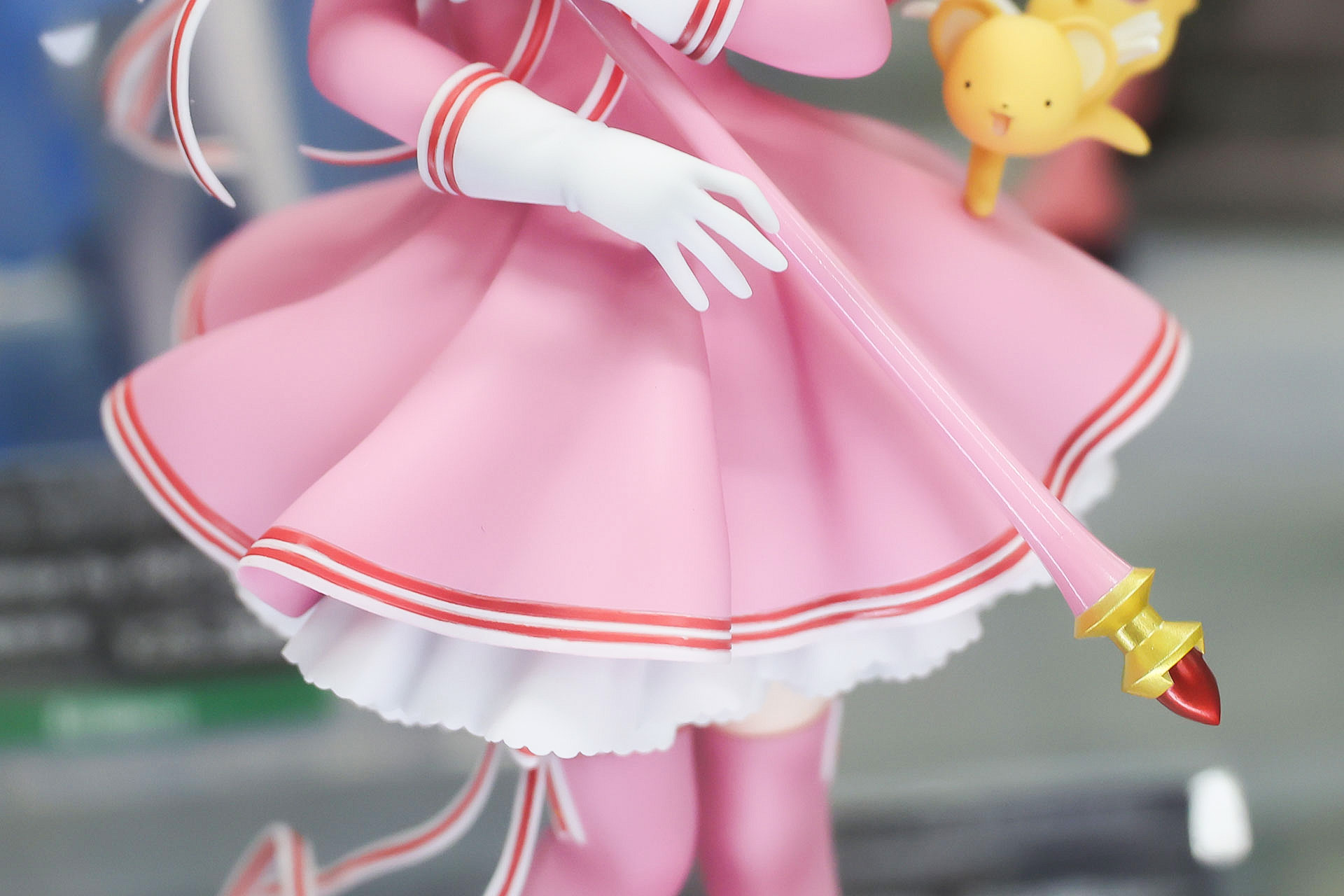スカートは裾に向かって大きく広がっている