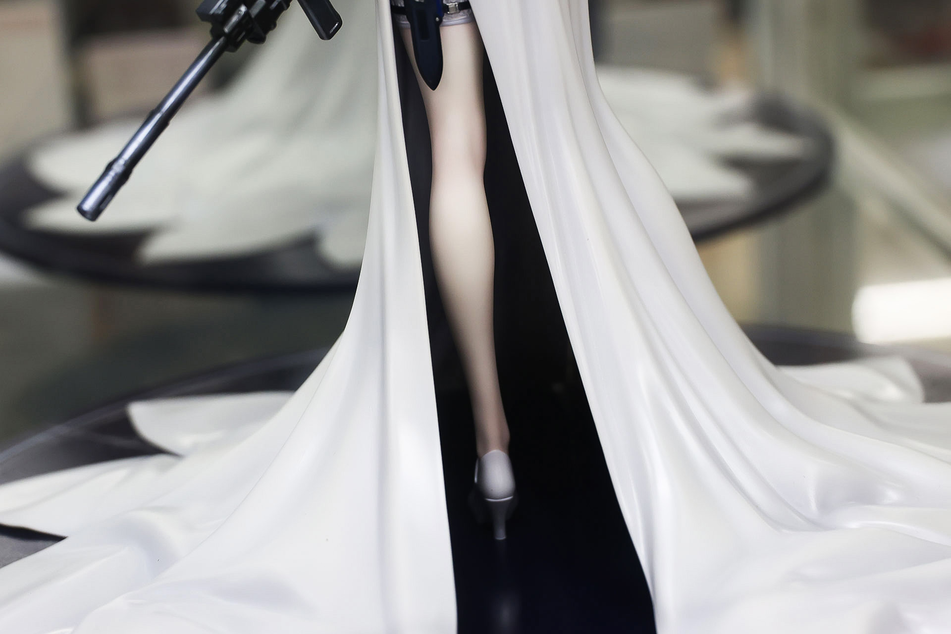 ドレスの隙間からほっそりとした脚が見える