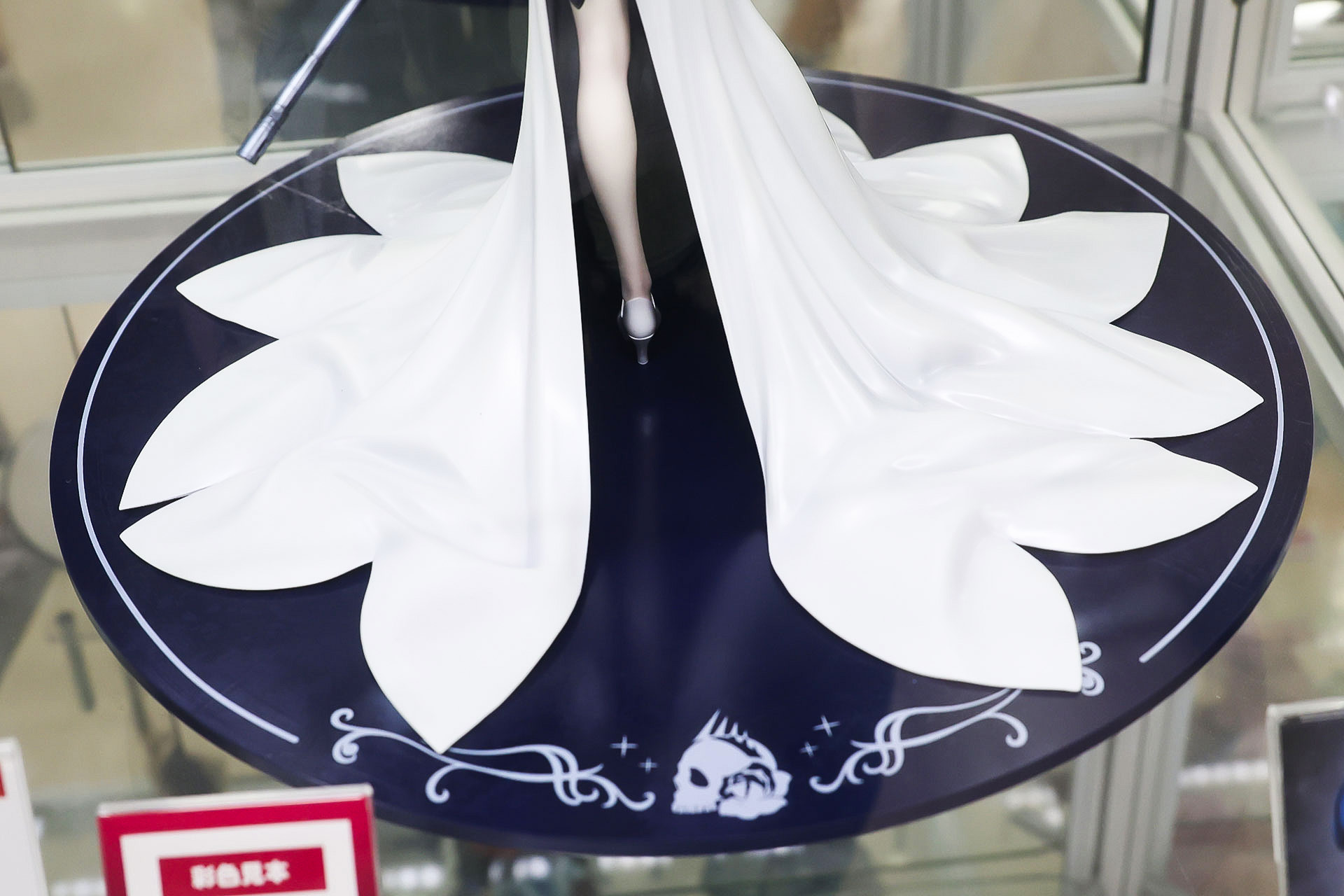 大きく広がったドレスの裾が台座いっぱいを覆っている