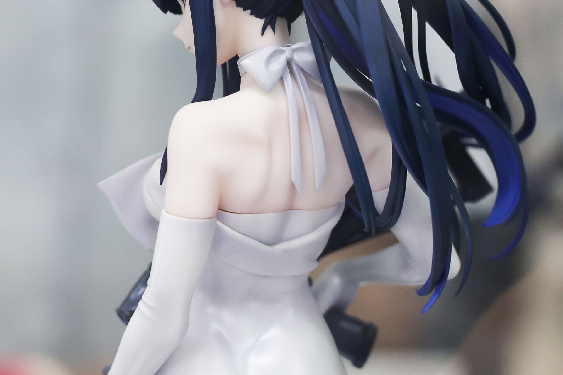 背中を大きく見せるドレスのデザインにも注目