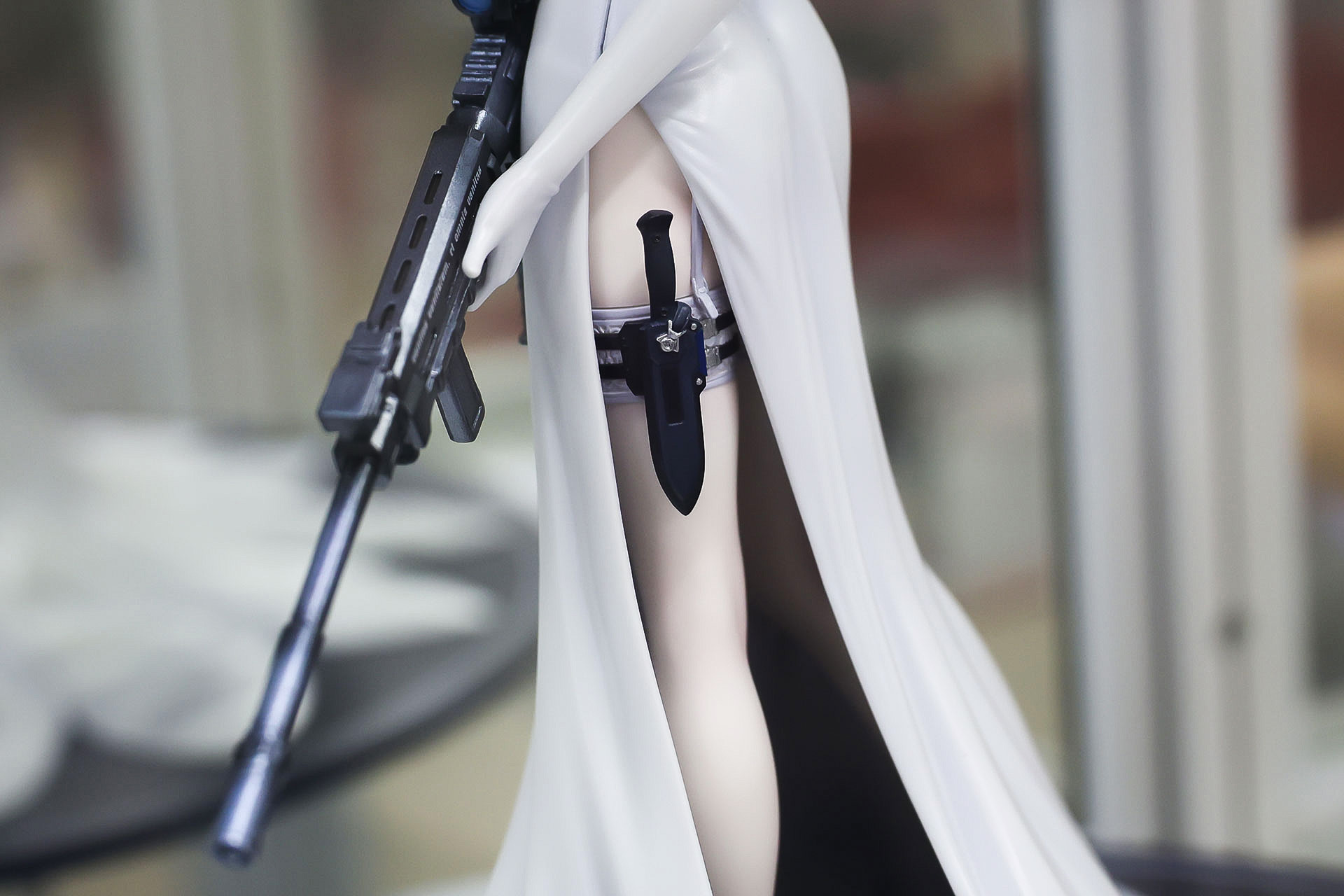 ドレスのスリットから覗く太腿にはナイフを装備