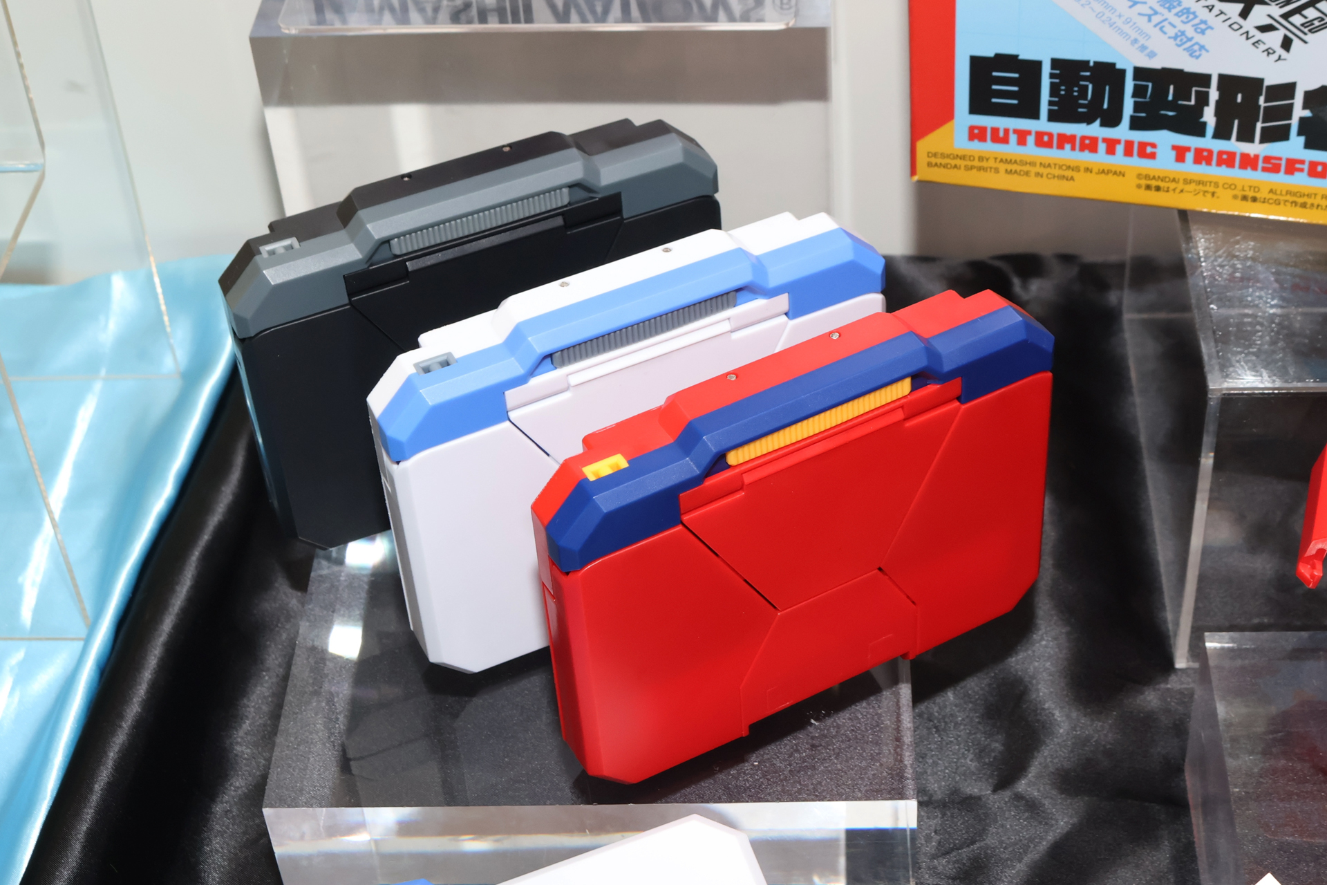 収納時は小さなアタッシュケースのような形をしている