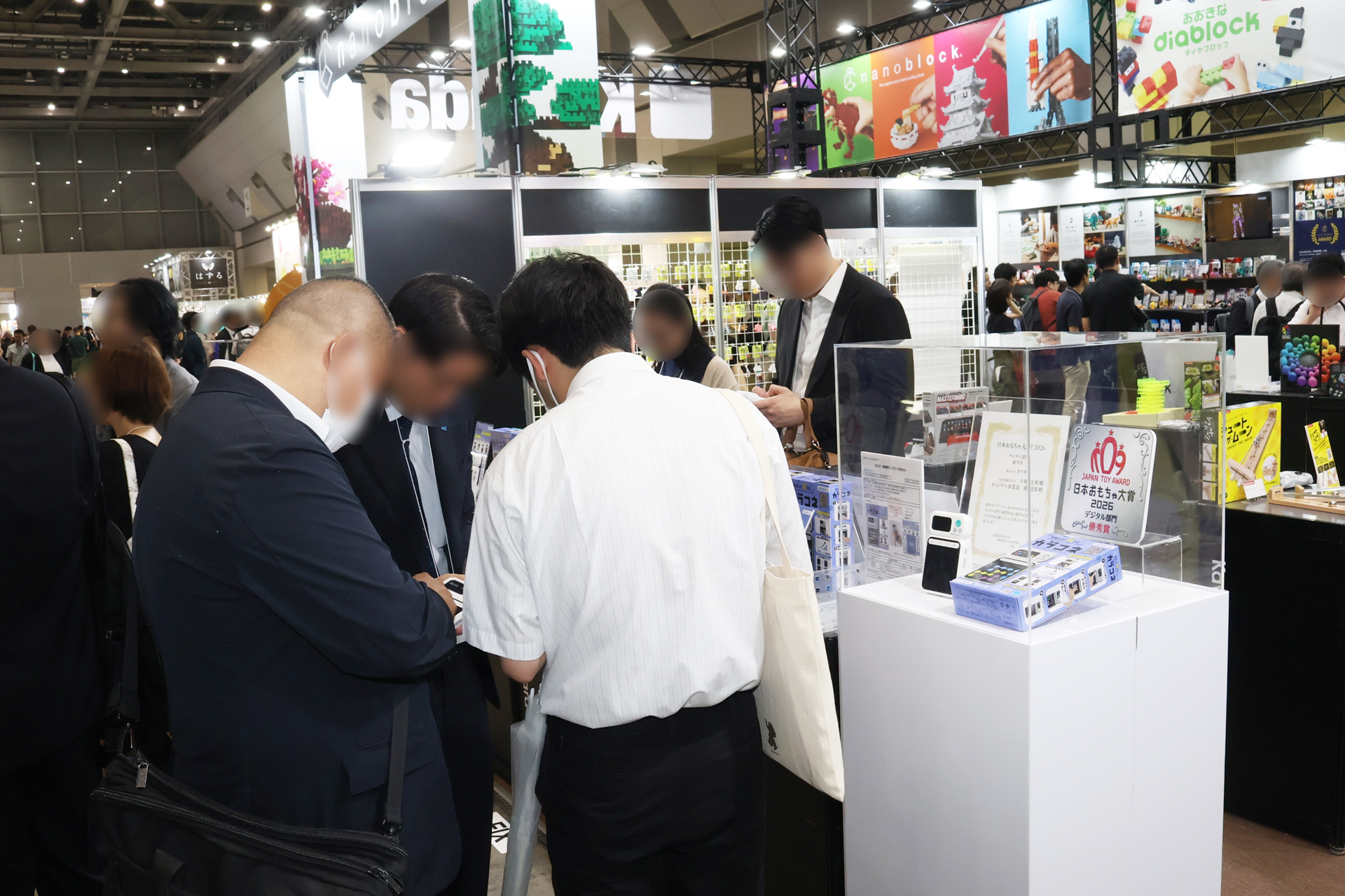 カワダブースの「なぞって！脳トレ カラコネ」展示コーナー。来場者が展示されたサンプルを触って試していた
