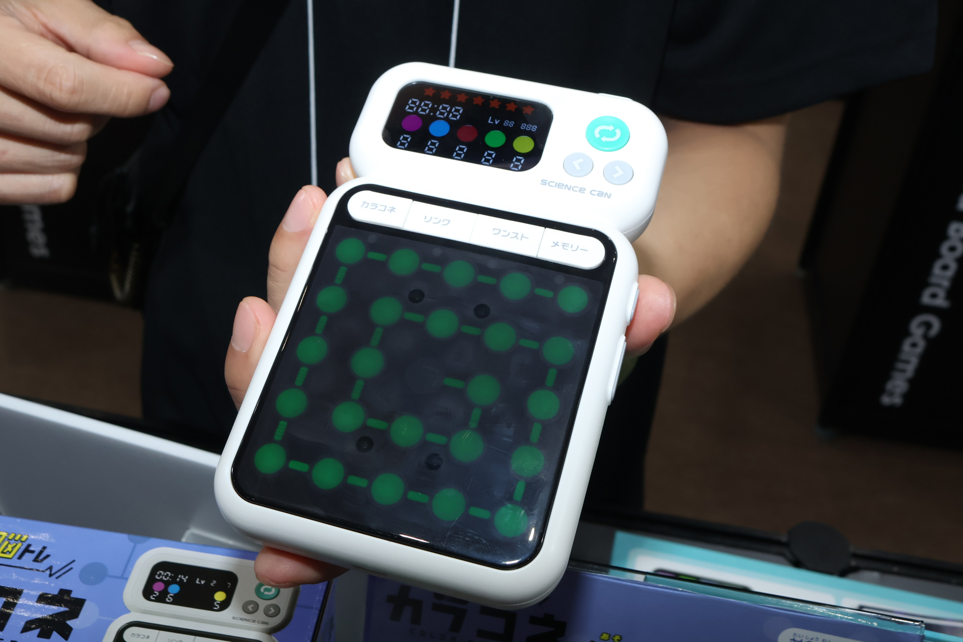 本体下の黒いエリアが5×5の5色のドットを表示するタッチスクリーン。上のカラー液晶には色や数字、タイマーなどを表示