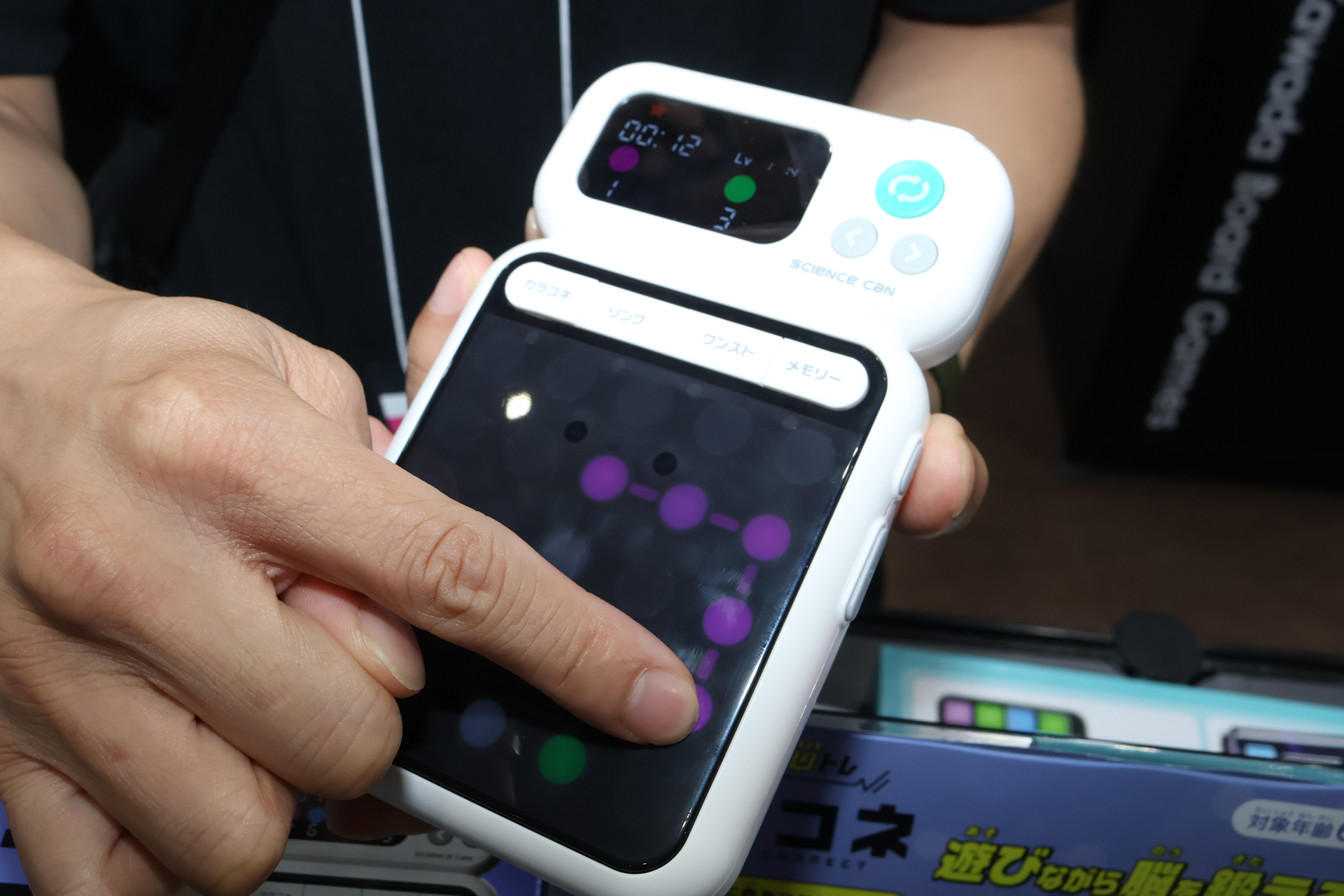 出題の条件に沿ってドットからドットを指でなぞり、ラインで繋げていく。間違ったときはドットとラインをもう一度なぞれば消してやり直せる
