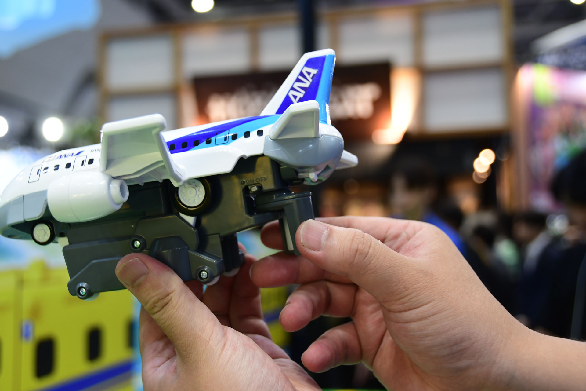 機体基部にカーブを検知するシステムがあり、機体を傾かせる