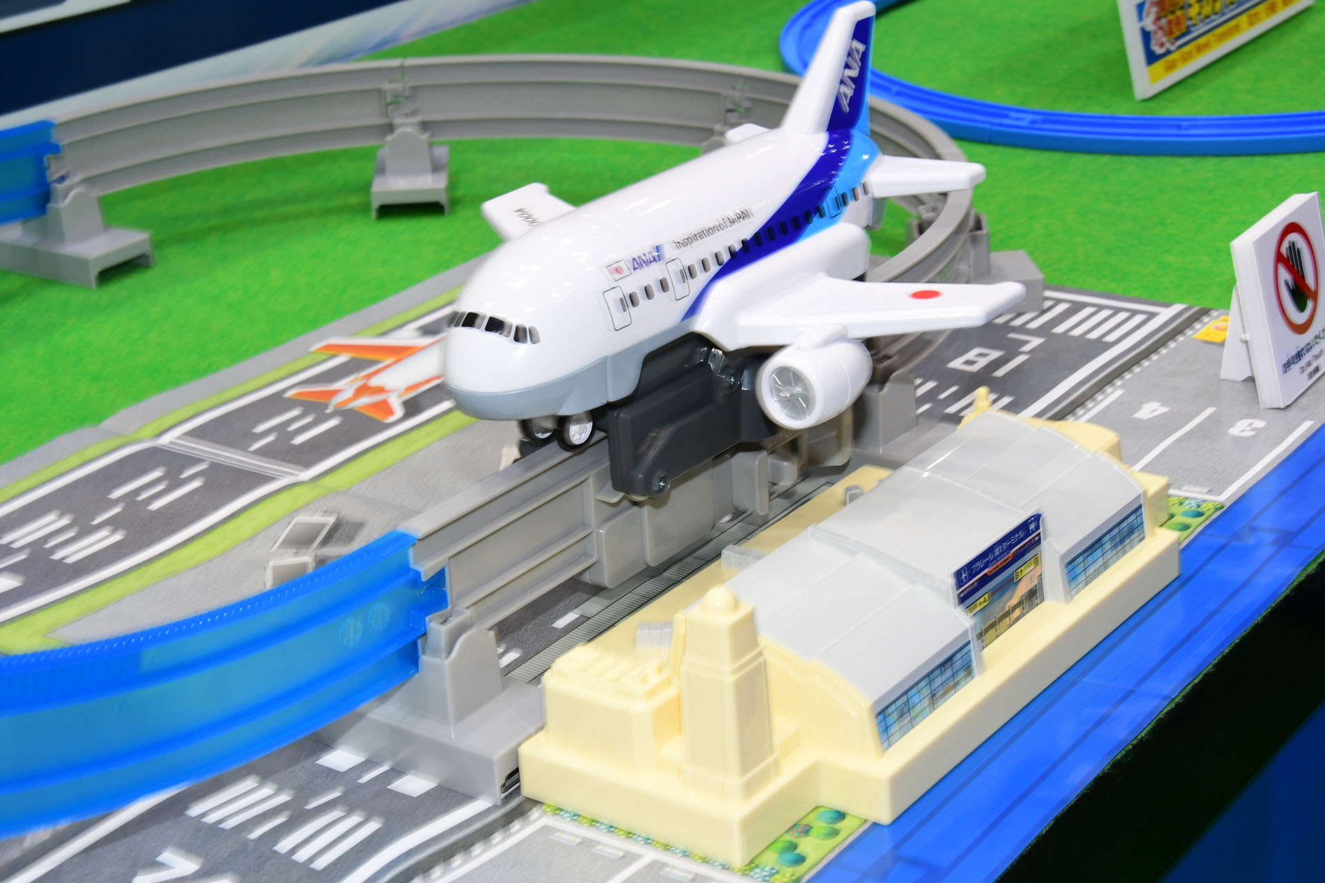機体が空に飛び立つと、ランディングギアが収納される