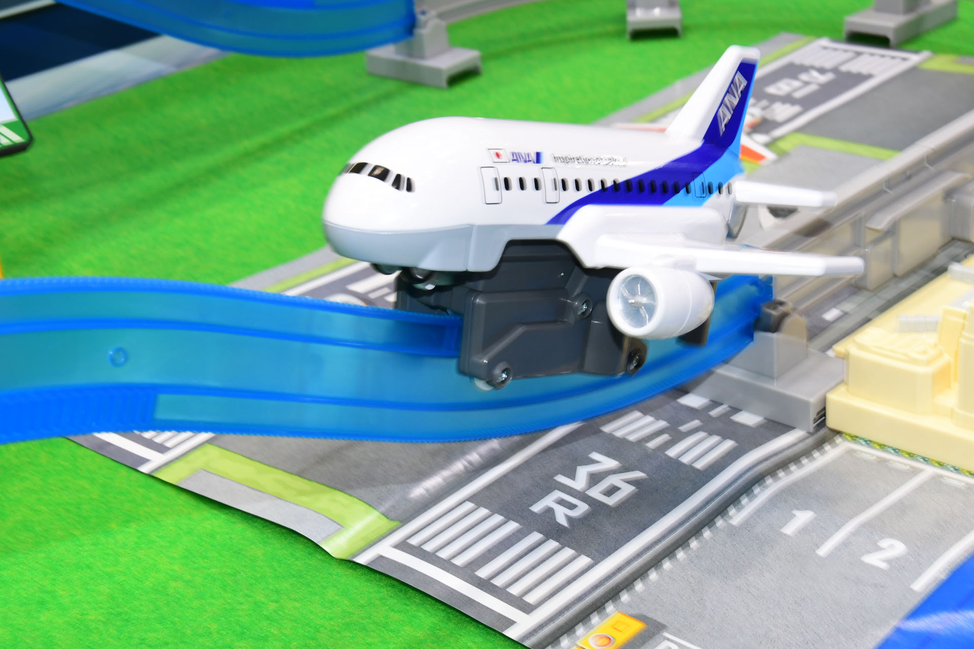 機体が空に飛び立つと、ランディングギアが収納される