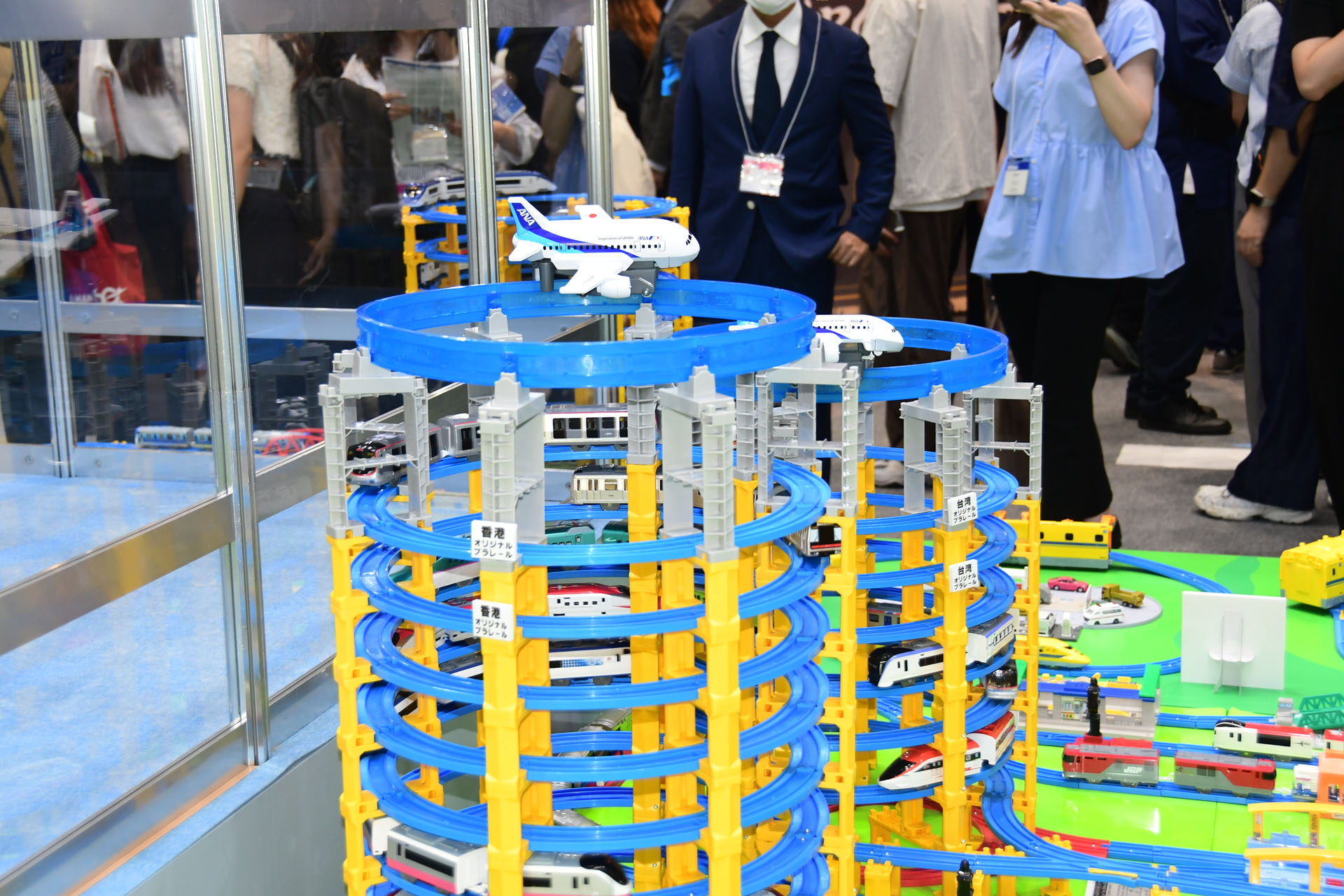 会場展示。「プラレールエアー 空をぐるっと!」があることで空の表現が可能となる