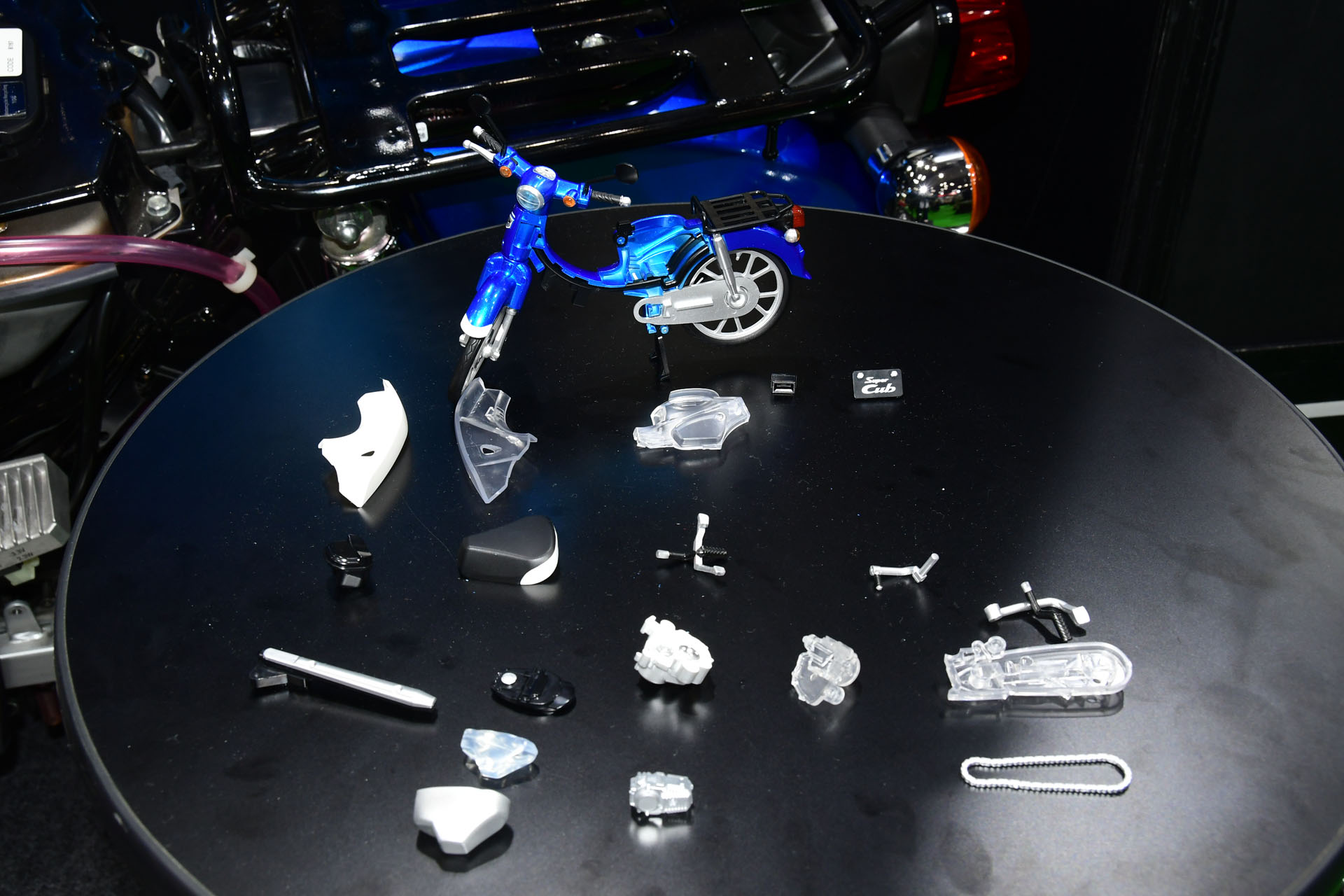 「KAITANICS Honda スーパーカブ110」は実車と同じパーツ分割を行うことで、実車の構造が学べる大人向け解体パズル