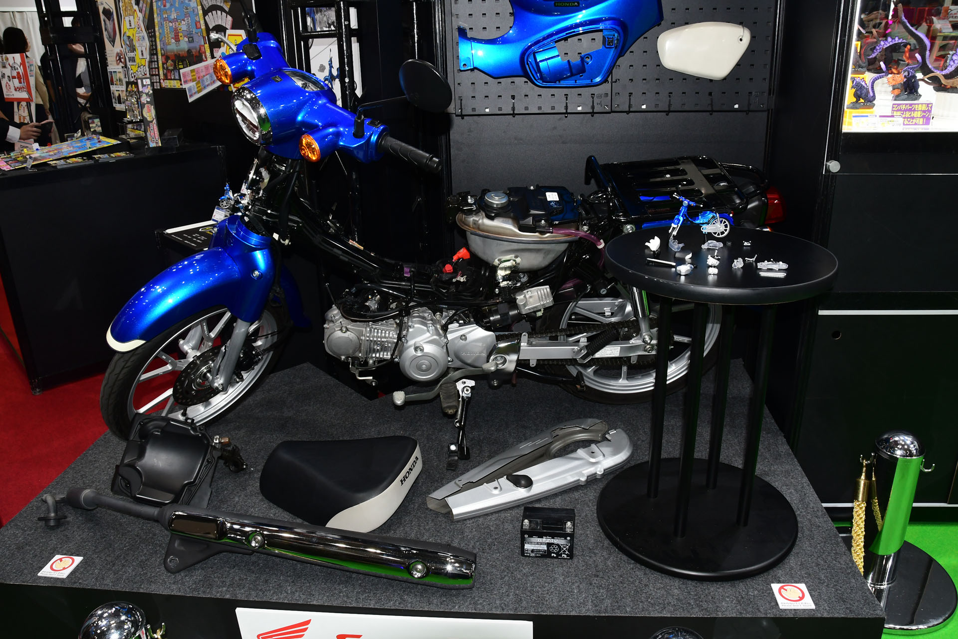 会場では実車を分解しディスプレイ展示。商品のリアルさを強調