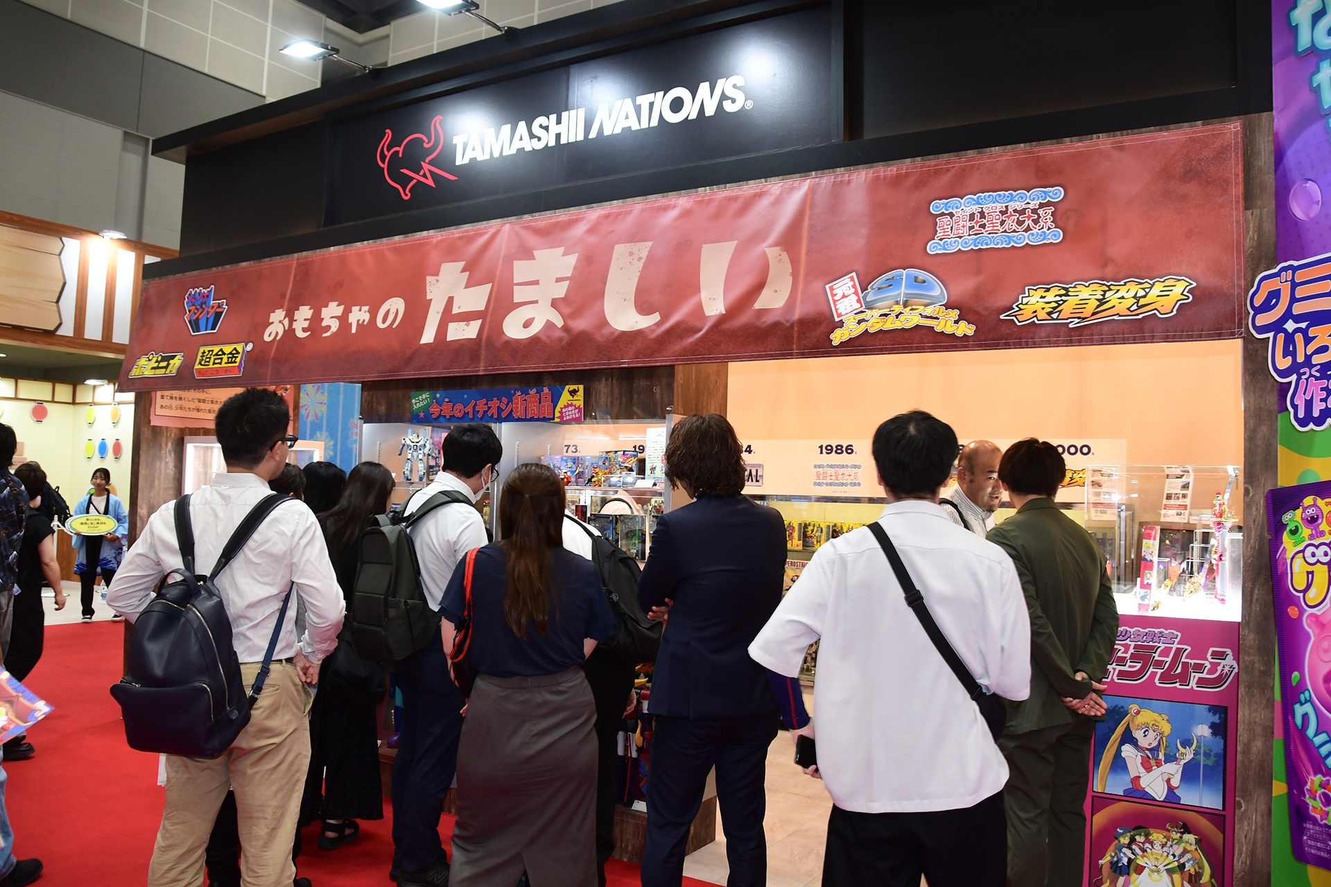 BANDAI SPIRITSコレクターズ事業部コーナーは「おもちゃのたましい」という看板を掲げ、懐かしい玩具と、その復活商品を展示