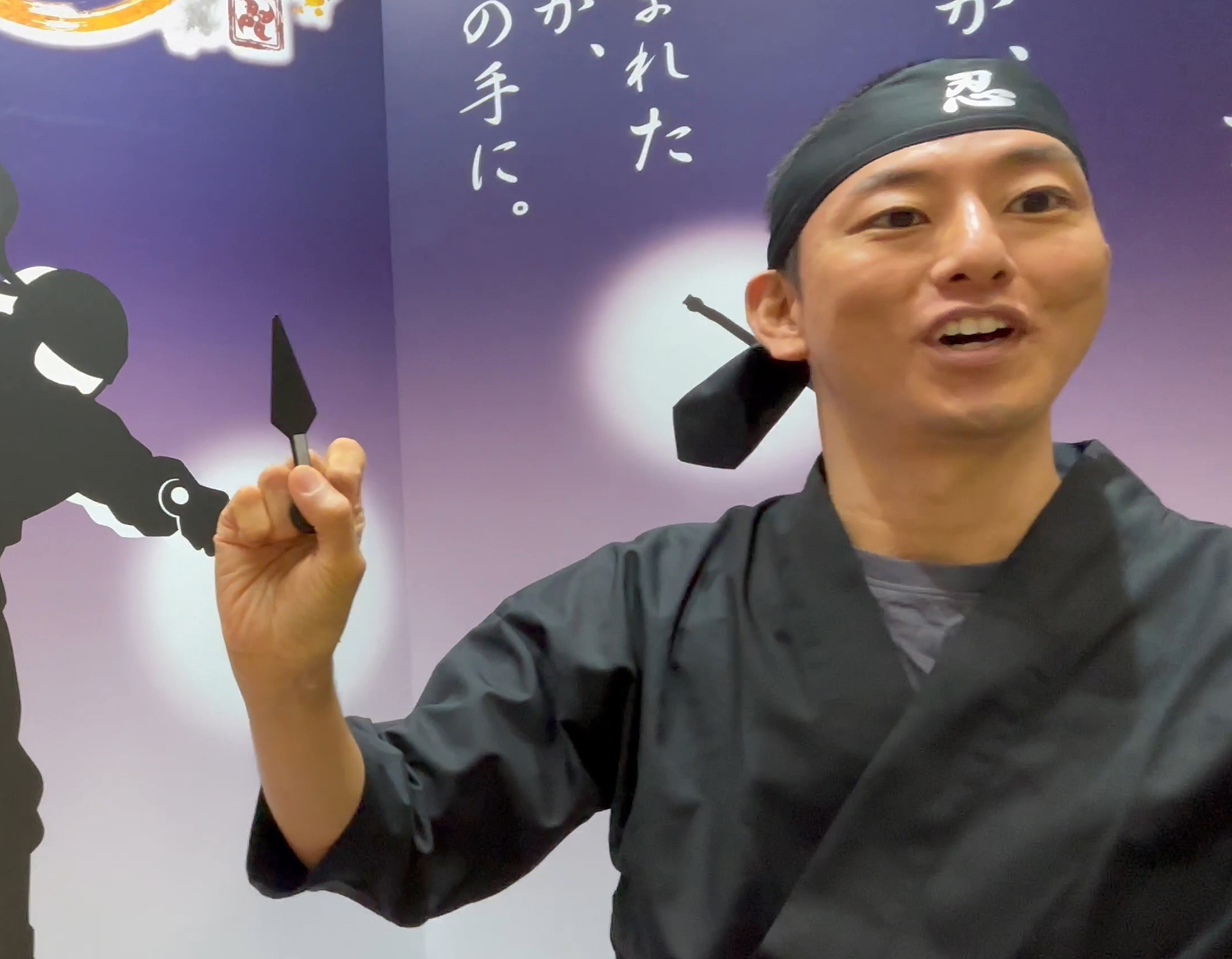 手の中で消えたり現れる苦無