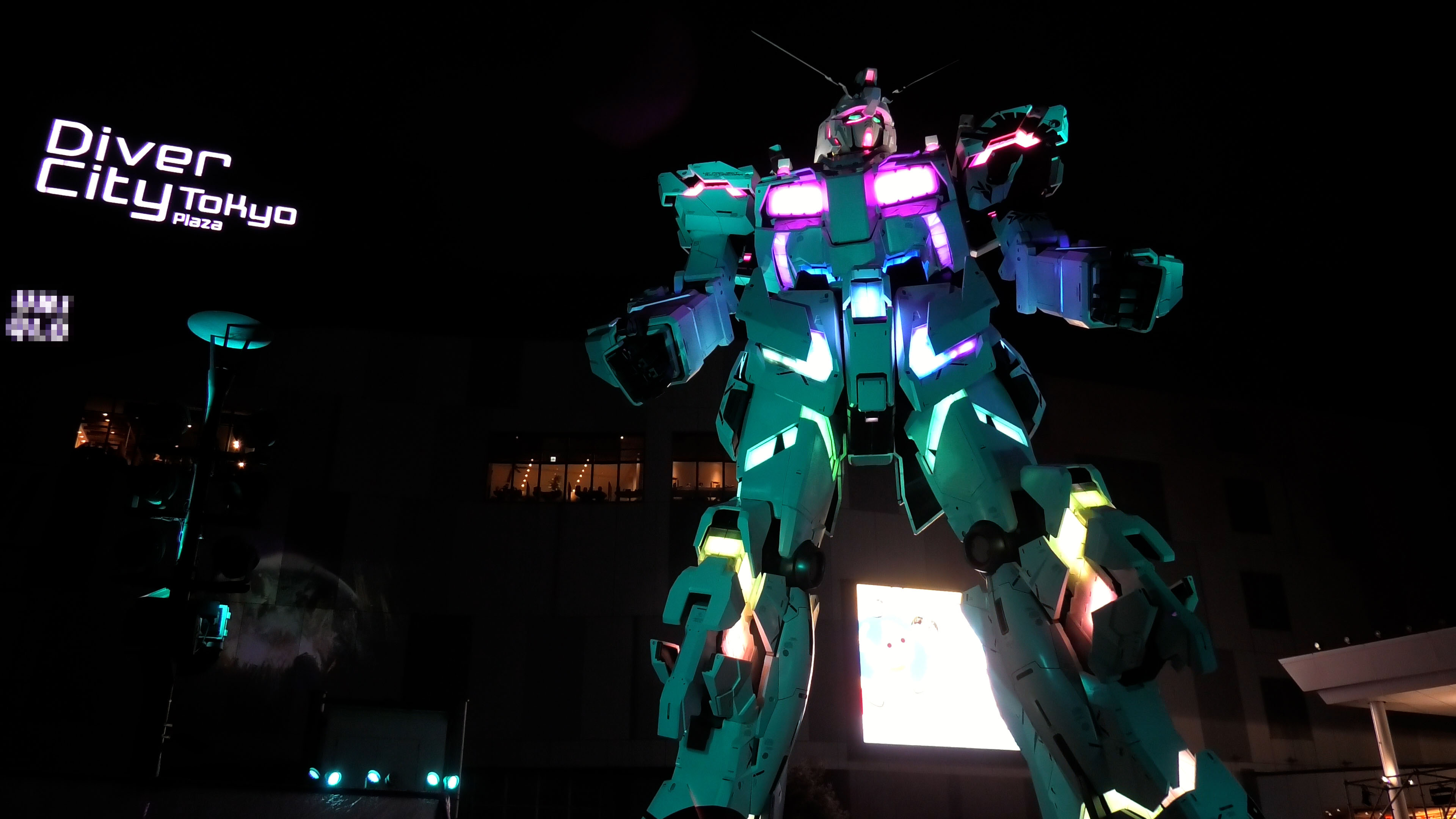 実物大ユニコーンガンダム立像が虹色に