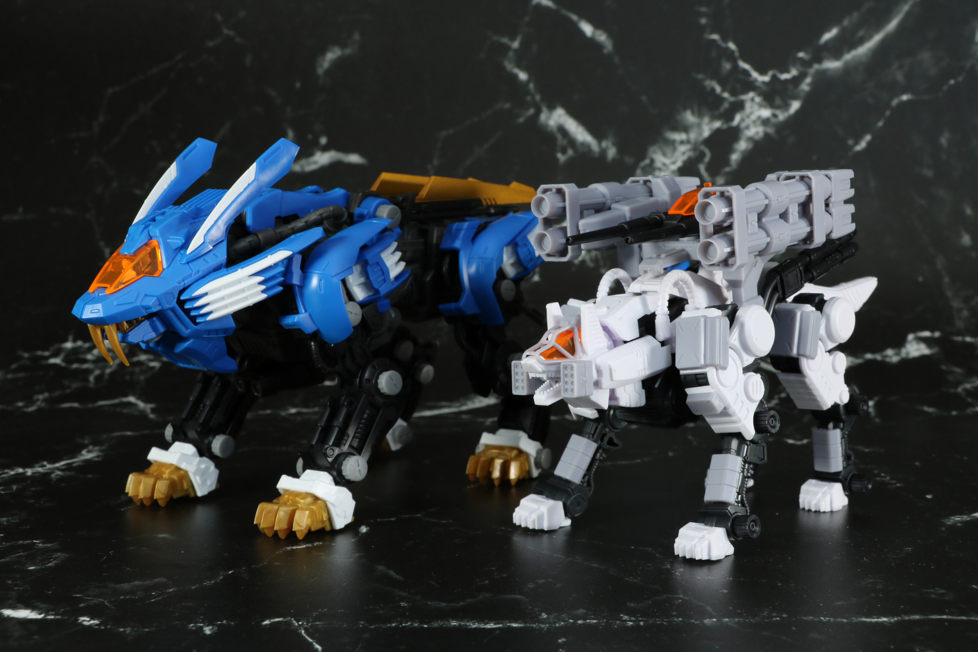 「RMZ-001 ブレードライガー」（左）と比較。大型のブレードライガーと中型のコマンドウルフのサイズ差が世界観を強く感じられる