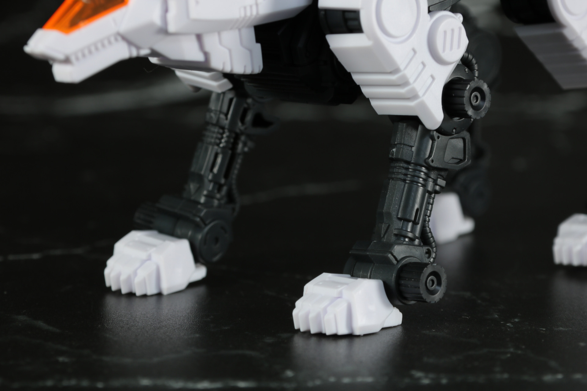 脚部もフレームがむき出しのデザイン